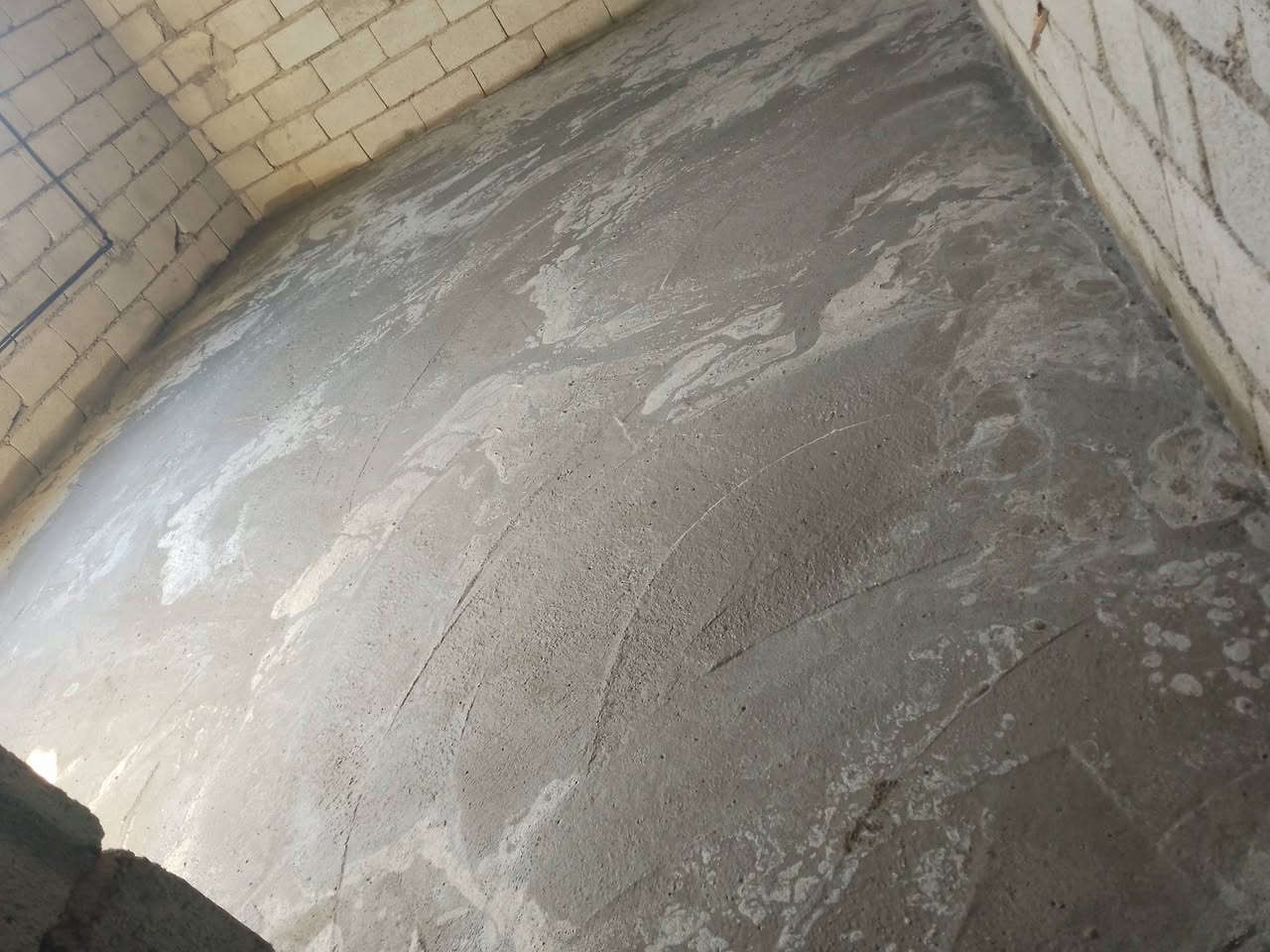 سعر المتر بناء
350 بناء بلوك نقد 
400بناء بلوك قسط 
450 بناء طابوق احمر نقد 
500بناء طابوق  احمر قسط 
400بناء طابوق اصفر نقد
450 بناء طابوق اصفر قسط 
مواصفات درجة أولى 
المقدمة نصف المبلغ 
والنصف الثاني يقسم على 36 شهر
يتم حساب  مساحة البناء حسب الخريطة
مواصفات البناء 
1.تسليح الأساس شيش 16ملم وصب سمنت مقاوم 
2.الكهرباء أسلاك سعودي او اردني والمجاري الشريف المصري او البركة 
3.الارضية بورسلين والجدران للصحيات سيراميك 
4. الابواب الداخلية تركي والاستقبال والمطبخ قاصة
5. ⁠الشبابيك بي في سي 
6. ⁠لبخ الخارج سمنت والداخل جص وبورك 
7. ⁠الواجهة لبخ وتطعيم وصبغ
8. ⁠تجهيز سخان وماطور ماء وخزان ماء‏‪***********‬‏
