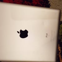 ايباد 2 • يحتاج شاحن • يشتغل بس يوتيوب