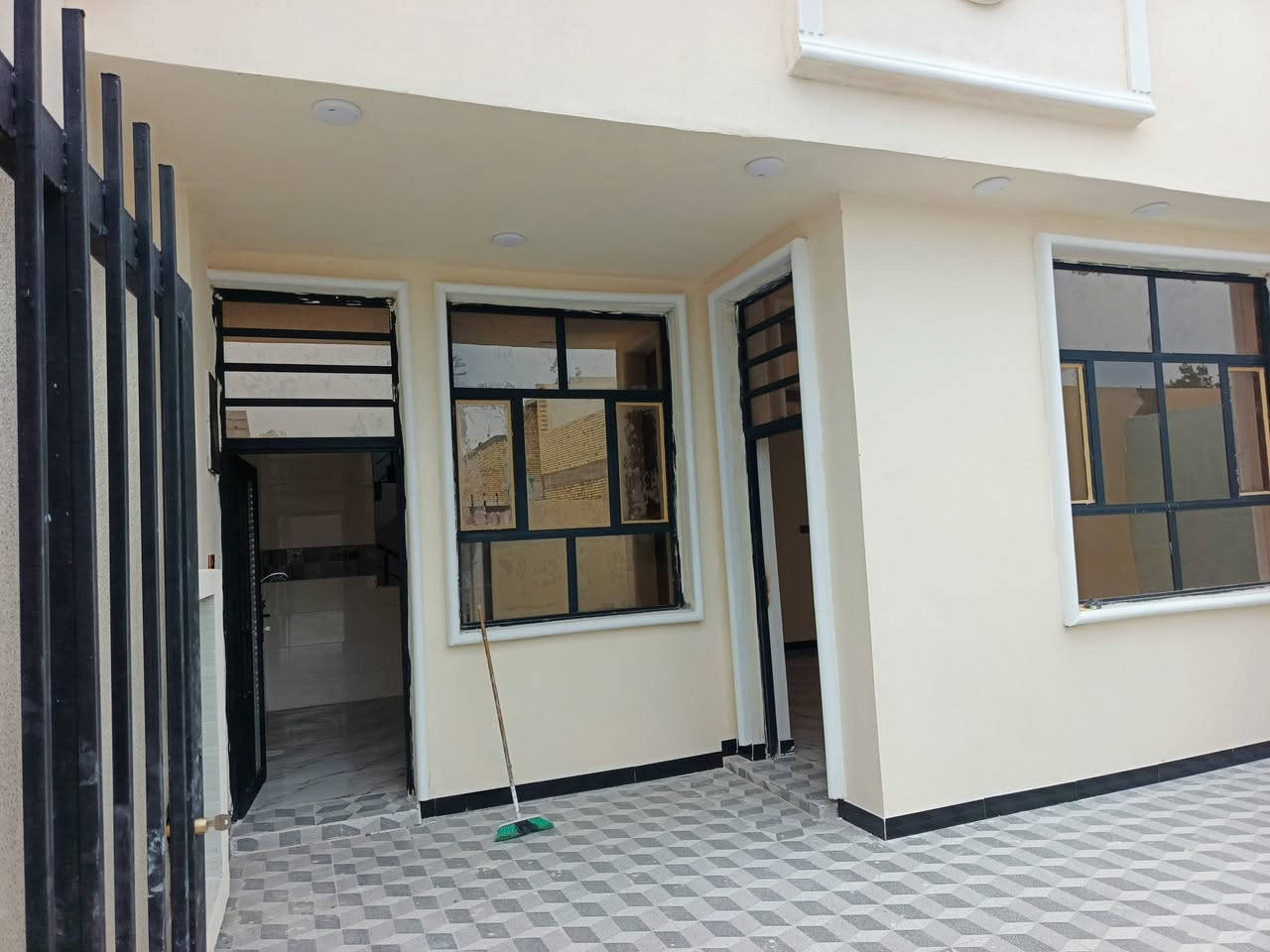 اللهم صلي على محمد وال محمد 
دار للبيع مساحة 150 متر 
كوت حي الحكيم بنزله الوائليه 
طابوب زراعي سند 25 مرقم من بلدية الكوت 
خدمات كامله ماء ومجاري قريب على شارع الصب 
بناء حديث غير مسكون جاهز لسكن 
غرفتين وهول مطبخ وصالة وصحيات 
داخليه وخارجية وكراج ومناور عدد 2 
الاستفسار اتصال او واتساب 
***********
مكتب عقارات دار واسط 
ملاحظة نستقبل جميع العروض 
في محافظة واسط
