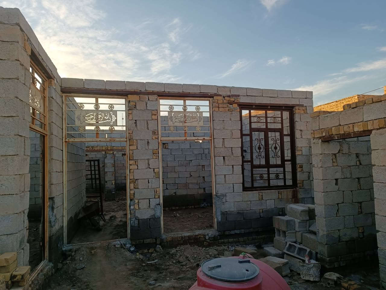 السلام عليكم  بيت البيع واصل السكف مساحه 200متر غرفتين وصاله وحمام داخلي ومطبخ وستقبال وصحيات خارجيه الموقع طريق ابو الماش حي العدل الفرع الثاني يبعد عن سايدين 80متر سابع بيت عن سايدين السعر 35وبيه مجال التواصل واتساب او خاص ***********
