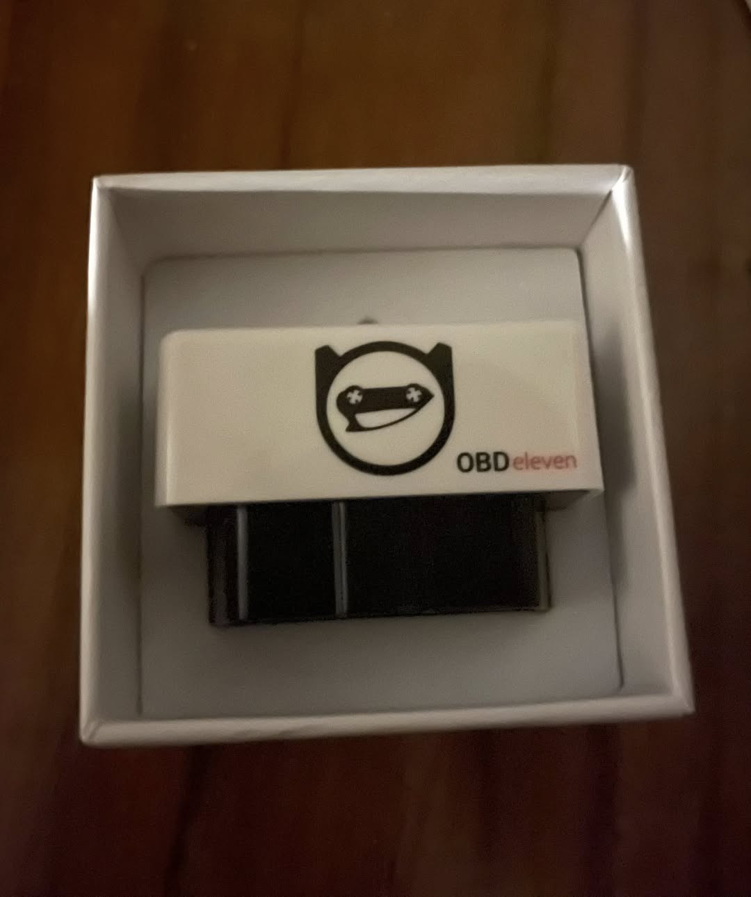 جهاز OBDeleven من الجيل الأول (First Generation)، وهو أداة ذكية متخصصة في فحص وتخصيص وبرمجة السيارات عبر منفذ الفحص (OBD2) باستخدام الهاتف المحمول.معلومات ومواصفات الجهاز الأساسية:التوافق مع الهواتف: يعمل حصرياً مع نظام التشغيل Android (لا يدعم هواتف iPhone/iOS التي تتطلب الجيل الأحدث NextGen).السيارات المدعومة: مخصص بشكل أساسي لسيارات مجموعة فولكس فاجن (VAG) والتي تشمل:فولكس فاجن (Volkswagen).أودي (Audi).سكودا (Škoda).سيات (Seat).أبرز الوظائف:الفحص الشامل: قراءة ومسح الأعطال لمختلف الأنظمة والأجزاء بالسيارة.تعديل وتفعيل الميزات: تعديل إعدادات المصنع وتفعيل الخصائص المخفية بضغطة زر واحدة (تطبيقات One-Click Apps) عبر نظام النقاط (Credits).بيانات حية: مراقبة أداء السيارة وحالة المحرك والبطارية في الوقت الفعلي.
للبيع السعر 40 الف 
اتصال على الخاص


**إذا كنت صاحب هذا الإعلان وتريد حذفه لأي سبب، رجاءا أرسل رسالة إلى الدعم الفني**