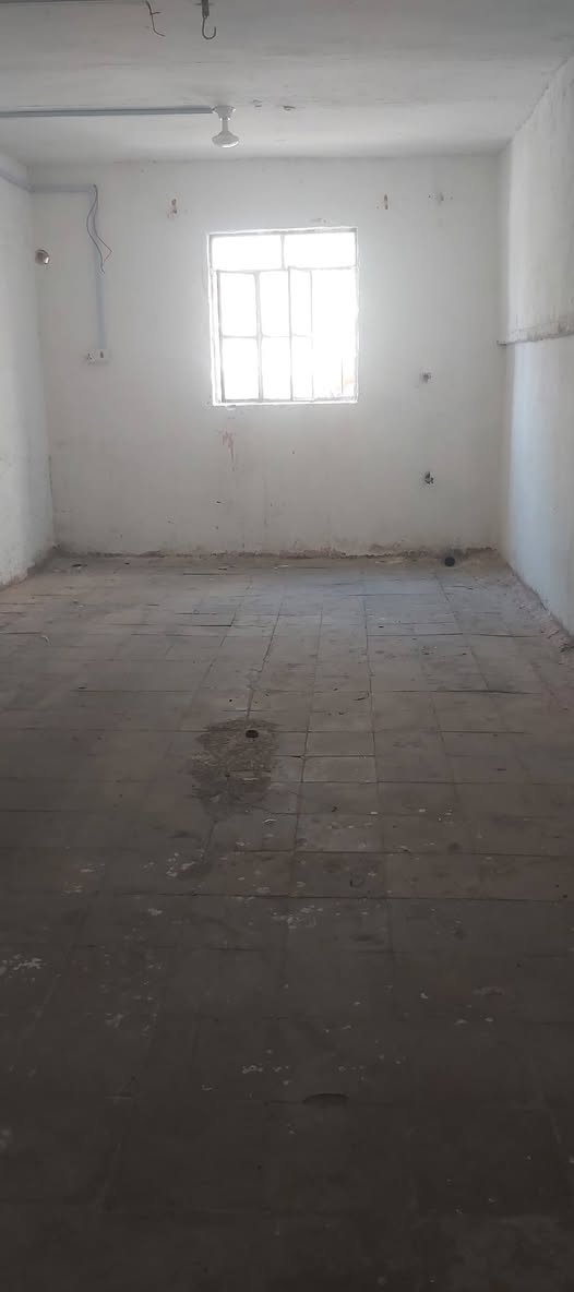 شقه طابق اول للايجار ٣غرف وصاله ومشتملات نواب الظباط ***********
