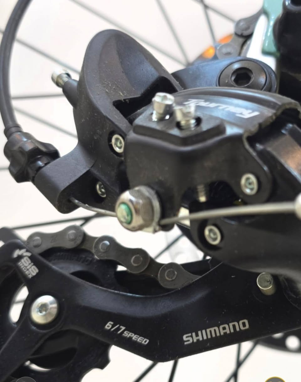 للبيع دراجة هوائية جبلية وسباق نوع FLASH جديدة بحجم 27.5 .الفريم ألمنيوم مع دبلات 
أمامي قفل/فتح
والبريكات دسك هيدروليك 
والسرعات:7 × 3 نوع  شيمانو تورني الاصلية. سعر البيع 180 الف. العنوان بغداد السيدية ***********
