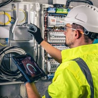 مساعد فني كهرباء  1 تنزيل بايبات وتكعيد بوكسات  2 تسليك  3 تقفيل  4 عم...