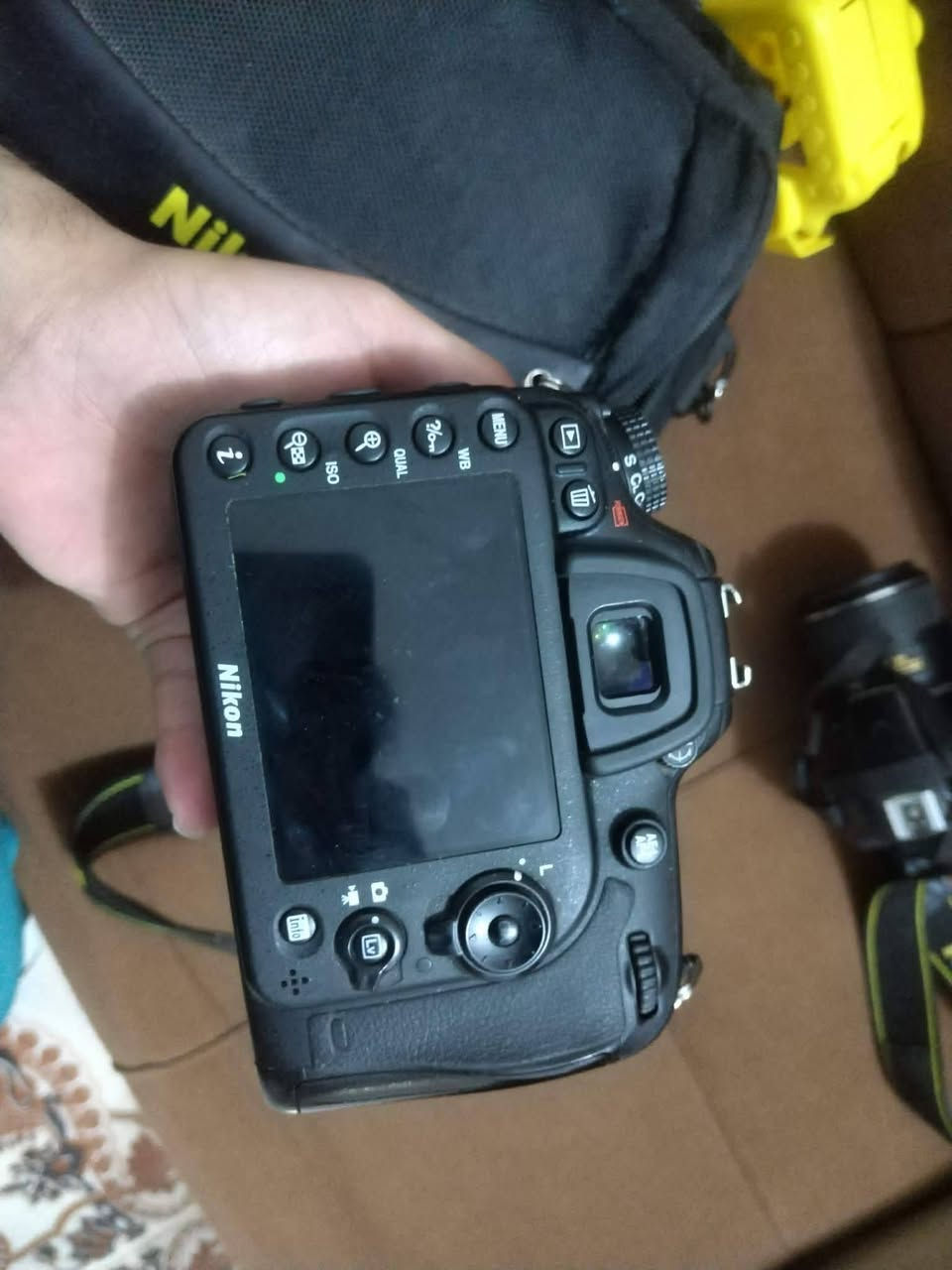 توفرت الكامرة العملاقه الاكثر مبيعا كامره نيكون D7200 الغنية عن التعريف 🤩🫵
فول مواصفات 
دقه جدا عالية 
معالج قوي 
برنامج تعديل داخلي للالوان وإنماط متعدده وفلاتر تصفية ونعومه للصورة 
دبل شريحه 
بدي مقاوم للصدمات وللماء والغبار 
تصوير فديو Full-HD 
لقطات متعدده تصوير رياضي سريع 
ميزة تتبع للوجه والجسم فوكس سريع 
كامرة حلوة وسعرها بعد احلى كل ملحقاتها موجودة مشتريها قبل محرم بيومين كسر كارتون واريد ابيعها لان محتاج فلوسها كلش نضيفة تفوتكم والله 
للحجز  راسلني واتساب
*********** ☎️
  
#نيكون7200  #بيع_وشراء_كامرات #كامرا  #camera #كامرات_تصوير    #سوق_بغداد_للكامرات #معدات_تصوير
