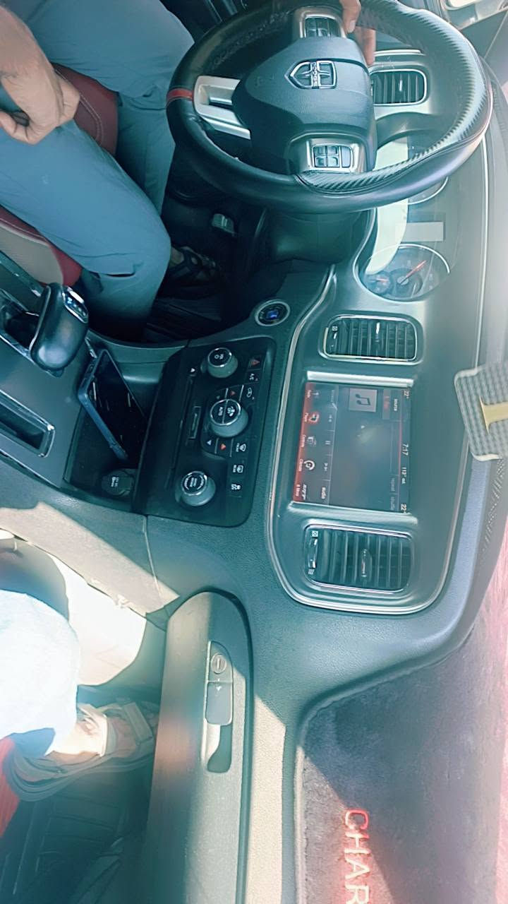 جارجر 12 للبيع رقم أربيل بسمي مكينه جديده كير جديد كهربائي تبريد جديد تخم تاير دوشمه حداديه جديده بيهه ضربه جاملغ خلفي بدون دواخل مبدل سياره حلوه وجاهزة السعر 135 وبيهه مجال ***********
