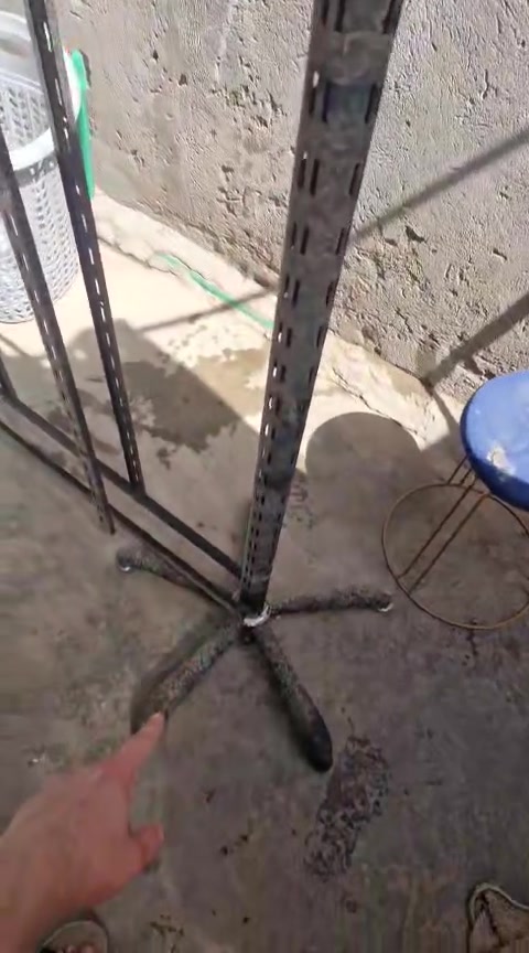 السلام عليكم كراسي احذيه العدد ٢٢٠ القطعه بالف دينار والستاند سعره ٣٥  رقم ***********
