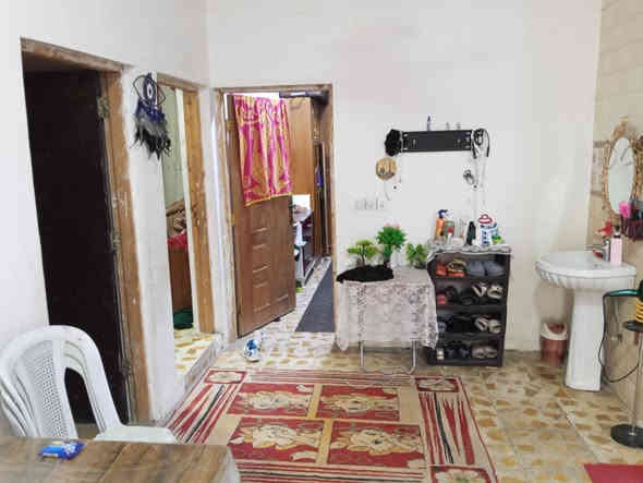 السلام عليكم بيت زراعي للبيع مساحه البناء ١٠٠ متر مع حديقه وكراج  مساحتهم ١٤٠ متر عل شارع العام 
شارع السمجه الدوانم نهايت الشرطه الخامسه يتكون من صاله ومطبخ وحولي كبير وحمام مشترك كبير و2غرف نوم وترك وكراج وحديقه  
للاستفسار والتواصل على الرقم ***********
