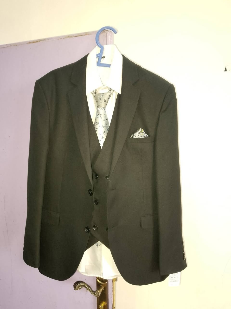 للبيع طقم ملابس مره واحده بسعر مناسب رقم الهاتف ***********
