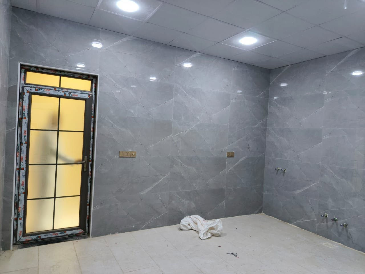 للبيع
بيت بحي المهدي بناء درجة اولى طابقين فول مواصفات المساحة ١٠٠ متر 
الموقع حي المهدي 
على ساحة مع حديقة للبيت وعرض الشارع ١٥ مكان منيز جداً 
للاستفسار ***********
