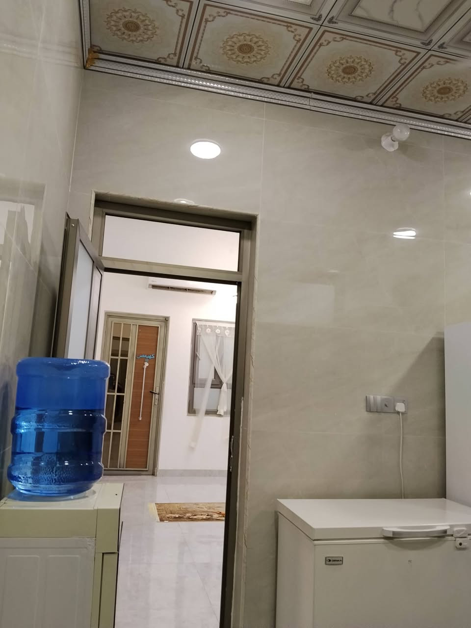 السلام عليكم 
مكلف بالنشر بيت للبيع طابو صرف قرب مدرسة ابن ماجد مدينة الصدر المساحة 125 متر طابقين كونكريت الطابق الاول استقبال وصالة وغرفة ومطبخ وصحيات وطارمة ومنور الطابق الثاني ثلاث غرف وصالة هيكل 
للاستفسار الاتصال على الرقم ***********
