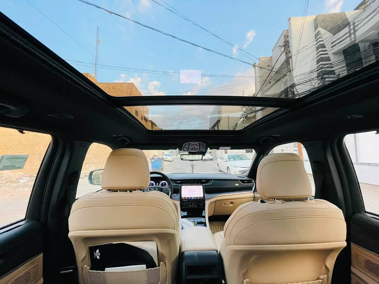 جيب كراند شيروكي 5 راكب لمتد بلص وكاله هارلم
الموديل: 2024 (خليجي)
 
المحرك: ‎  V6 3.6L
العداد:25الف كم
الضمان: 3 سنوات أو 60 الف كيلومتر.

المواصفات:
 دفع رباعي 4x4. 
 رادار امامي مع مانع تصادم. 
 تحذير الخروج عن المسار . 
 تحذير النقطة عمياء ⚠ .
 نظام تحذير عند التقاطعات.  
 نظام تقليل الضجيج داخل المقصورة. 
 إنارة محيطية. 
 شاحن موبايل وايرلس. 
 تعديل وضعيات مقود السائق كهربائيا. 
 مرايا تعتيم ذاتي. 
 نظام الصوت من الپاين 10 سماعة. 
 ويل قياس 20 انج.
 سقف بانوراما.   
 شاشه كبيرة 10.1 انج . 
 نظام الخرائط (GPS).
 لوحة القيادة بقياس 12 أنچ. 
 كير شفتر بالستيرن. 
 كاميرا محيطية 360 درجة. 
 4 كاميرات خارجية مع كاميرا داخليه بالمرايه مع بخاخات ماء  
داخليه للتنظيف. 
 كاميرا للمرأة الداخلية. 
 المصابيح الأمامية LED.
 كشافات الضباب LED. 
 دخول ذكي. 
 بصمة على 5 ابواب للدخول الذكي. 
 تشغيل عن بعد.
 الصندوق الخلفي كهربائي.
 فرش المقصورة الداخلية من الجلد الفاخر.
 ذاكرة لحفظ وضعيات الجلوس للسائق. 
 المقاعد الأمامية كهربائية.
 المقاعد الأمامية تبريد وتدفئة.
 المقاعد الخلفية تدفئة.
 ستائر للشبابيك الخلفية.
 حساسات امامية. 
 حساسات خلفية. 
 5 راكب.
تدفئة ستيرن. 
 مانع تصادم خلفي.
 بلوتوث تلفون. 
 محدد سرعة. 
نظام التشغيل والاطفاء الاوتوماتيكي ( Auto Start System ).

السعر 41300 الف دولار يعني ( 4 دفاتر و 13 )

الإستفسار الاتصال : ***********
