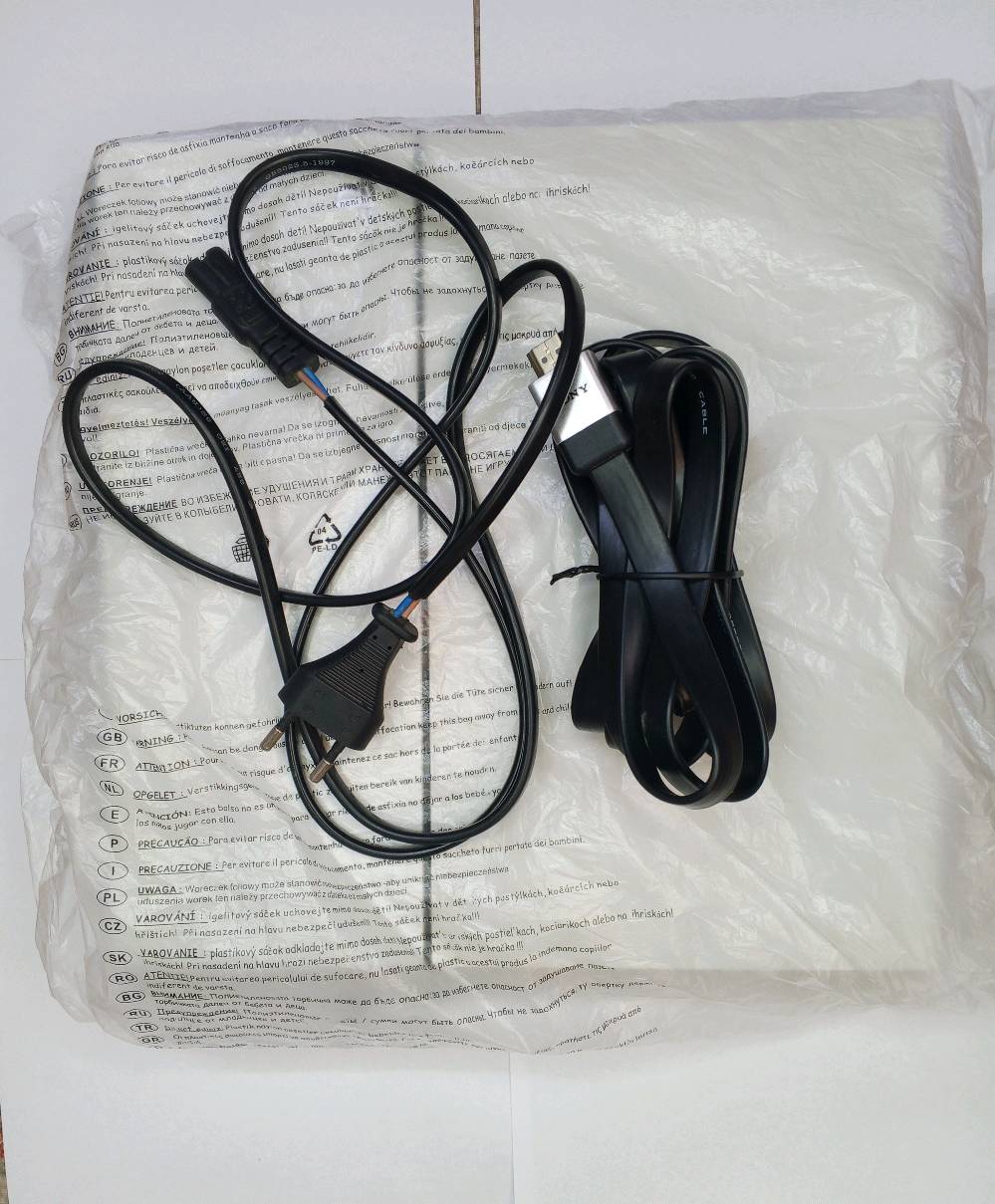 السلام عليكم بلاي ستيشن 4 فات 
تجي وياة جويستكات 2 وحدة بيضة وحدة ذهبية وكابل ال HDMI 4k وتجي وياه قرصين واحد لعبة كول اوف ديوتي ولعبة حرب مترجمة باللغة العربية 