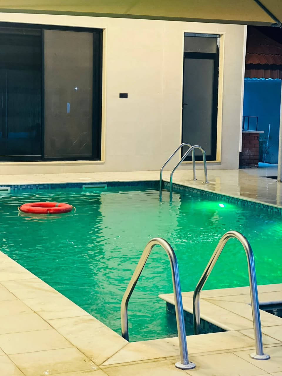 الشاليه مو بس مكان، هو ملاذ يبعدك عن تعب الحياة ويقربك للراحة الحقيقية
اهلاً وسهلاً بكم في مزرعت روتانا• بنظام فندقي( للايجار اليومي والشفتات )
الموقع 📍 الدورة _البوعيثه

🔴غرف نوم مريحة بتصميم أنيق
 🔴مسبح خاص يضيف لمسة فخامة
 🔴جلسات خارجية مثالية للسهرات
الحجز ولاستفسار 📲  ، واتساب ***********
