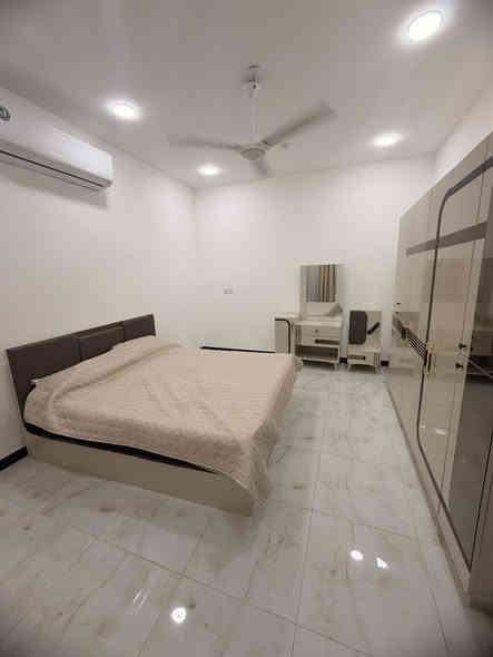 شقة مؤثثة ديلوكس في المنصور
مع بارك وحديقة 
صالة مطبخ وغرفتين نوم
٤ ابواب محصنة لدخول شقة 
ب١١٠٠$ 
للاستفسار ***********
