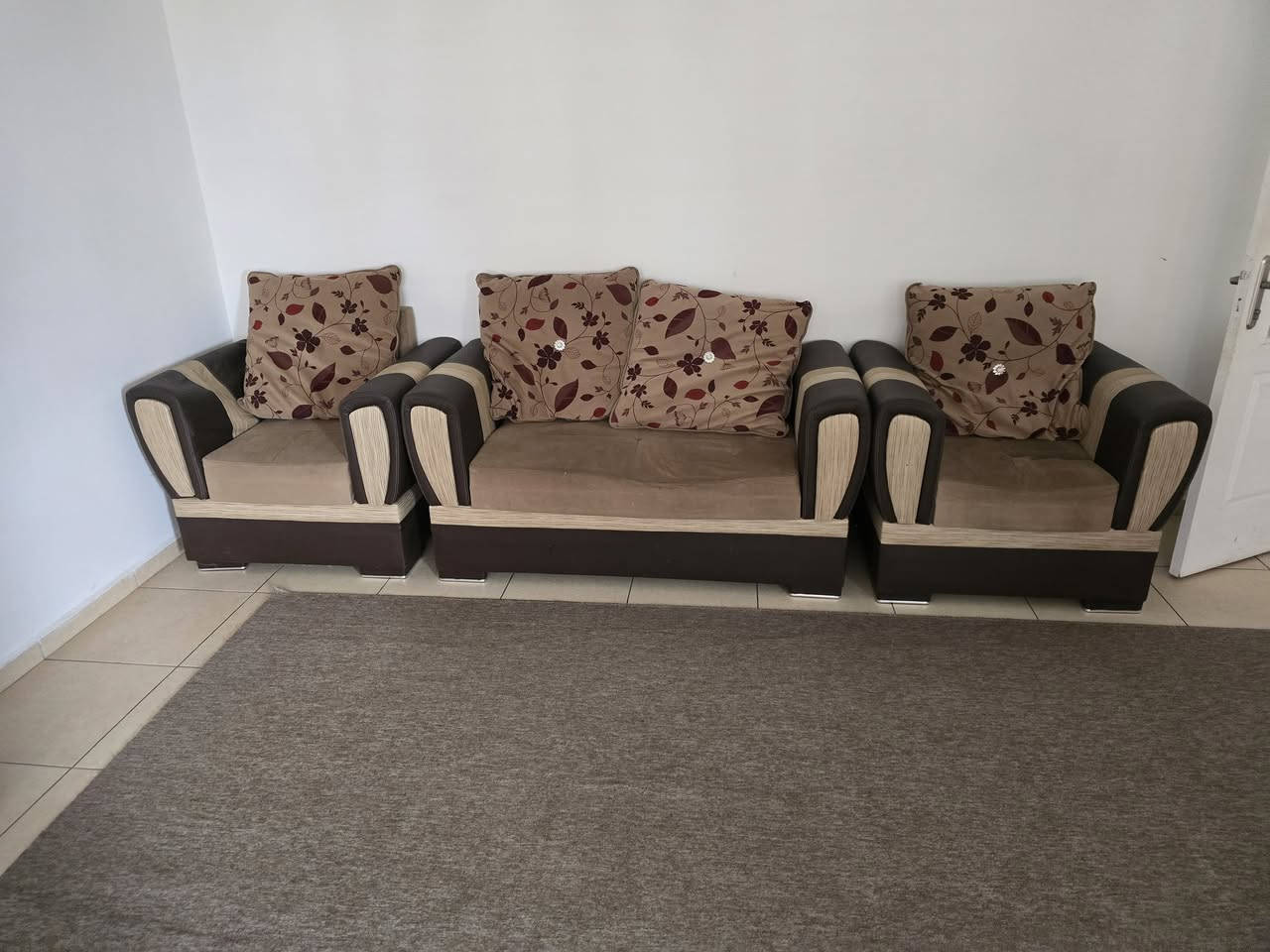 ئه شياي ناو مالى كامل بو فروشتن
بو په يوه ندى
هه موى به مليونيك
***********
