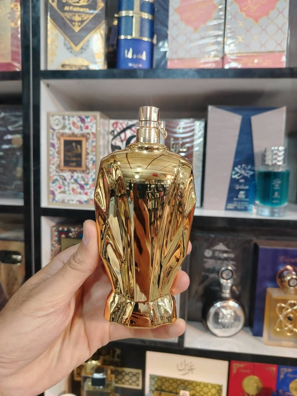 عطر "أوربان مان إليكسير" (Urban Man Elixir)
عطر جان بول غولتير لاميل الكسير

 من شركة "فراجرانس وورلد" (Fragrance World)
 عطر ذات زجاجة ذهبية ذات تصميم هندسي.💖💖 
عطر رجالي بتركيز "أو دو بارفان" (EDP)
الحجم 100 مل .
يتميز بمزيج عطري يتضمن نوتات اللافندر، النعناع، الفانيليا، والعسل.
يعتبر بديلاً اقتصادياً لعطور شهيرة مثل "جان بول غوتييه لا ميل إليكسير".


**إذا كنت صاحب هذا الإعلان وتريد حذفه لأي سبب، رجاءا أرسل رسالة إلى الدعم الفني**