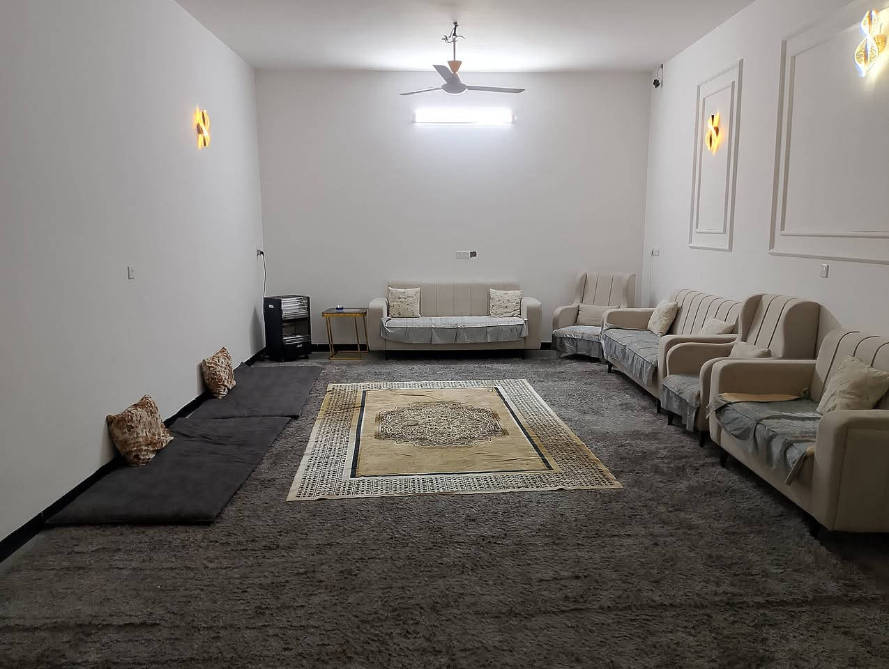 للبيع بيت طابق ونصف مساحة ٣٠٠ متر ١٠ × ٣٠
القادسية قطعة ٥٠٠ مقابيل اسواق النور 
على شارع ١٥ متر اتجاه بغداد.
بيت جديد بناء السنة..
يحتوي على :
٣ غرف نوم..و صالة كبيرة ٨ ×٥،و استقبال كبير ٩ × ٥
مطبخ حار وبارد ٨ × ٤ ونصف.
صحيات عدد ٤
حديقة داخلية وخارجية 
البيت جاهز شغل درجة اولى بورسلين تركي ١٢٠ × ٦٠ وسقوف سحب مغربية شبابيك ألمنيوم سلايت.

السعر ١٦٥ مليون قابل للتفاوض
***********
‏‪0780 140 5817‬‏
