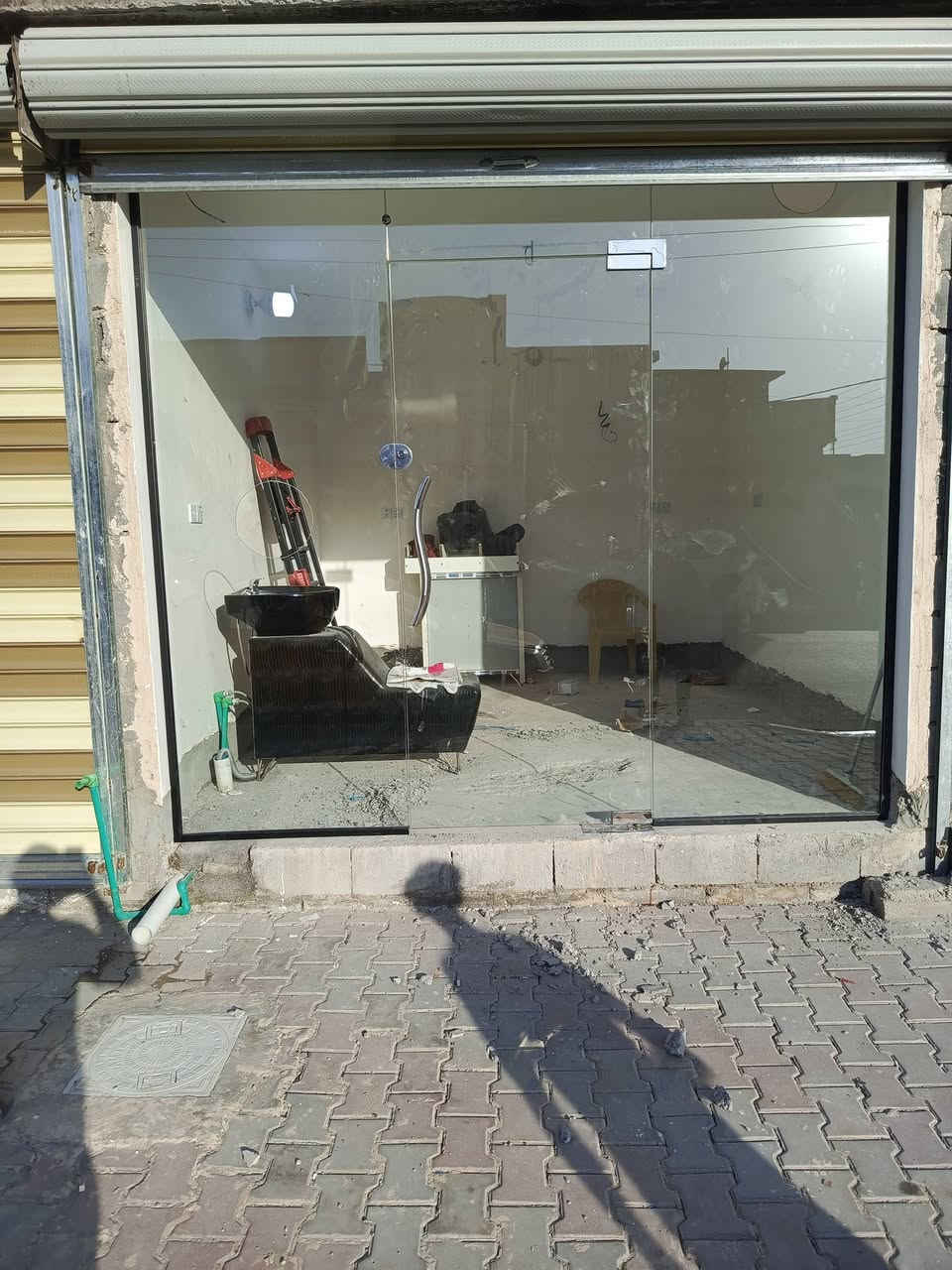 السلام عليكم
نعمل الزجاج السكيورتي ال ١٠ملم المقسى ضد الكسر وبكافه ألوانه مع اكسسوارات اصليه وبضمان حقيقي٣سنوات للاستفسار الاتصال على الارقام التاليه 
***********
***********
