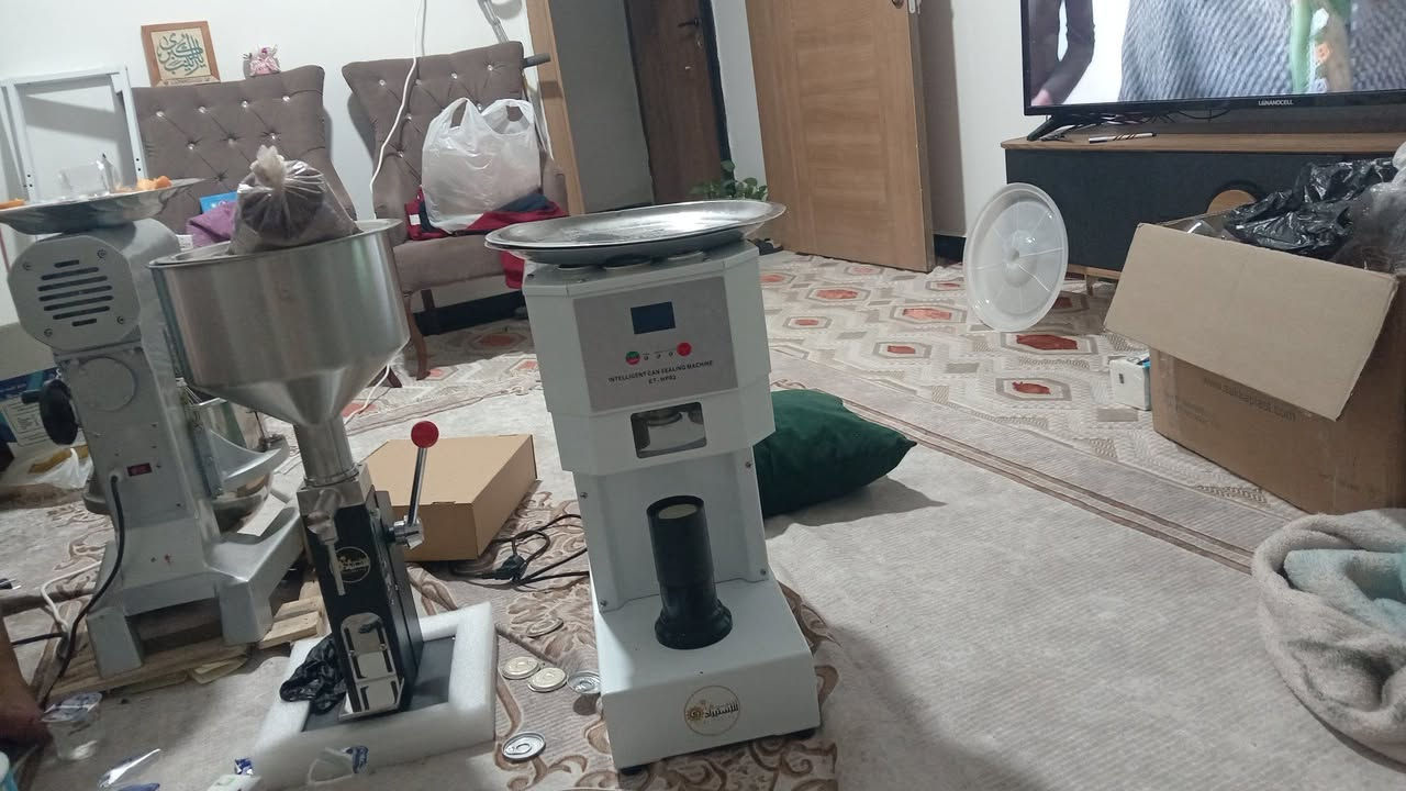 عجانه جديدة مامستعمله للبيع ١٠كيلو ومكينه املاء مواد يدويه للبيع *********** ومكينه ربط قبغ قواطي كهربائية حديثه وقواطي مع قبغ ٢٠٠٠قوطيه للبيع معمل هو زغير مال كيك بارد للبيع *********** بي واتساب اسال واجاوب

