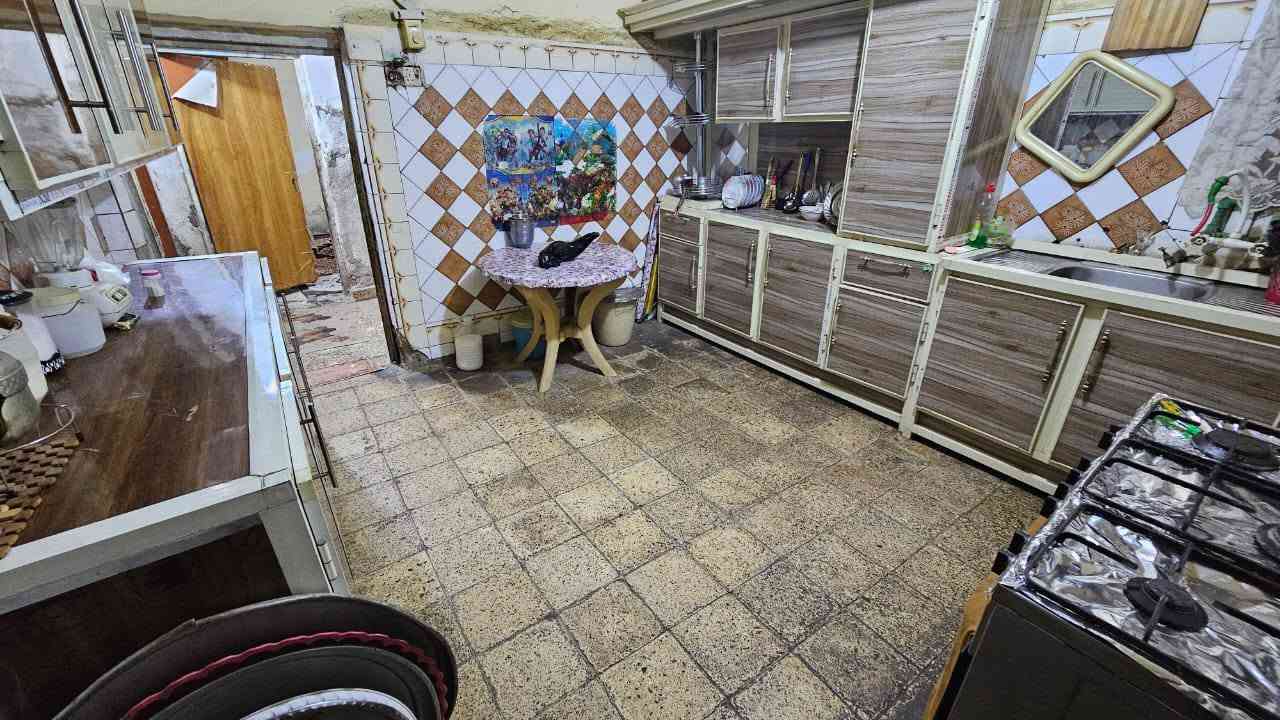سلام عليكم
بيت مساحة 200م موقعة الجلبية خلف دائرة الكهرباء مقابل مدرسة الوطن العربي  ثالث بيت يبعد عن الشارع العام 10م طابقين بناء قديم الطابق الاول غرفة+ صالة + استقبال + مطبخ + حمام + صحيات خارجية الطابق الثاني غرفتين + ساحة
***********
