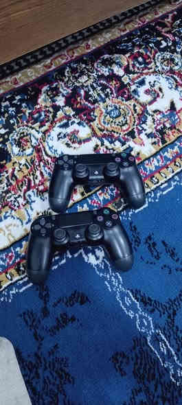سلام عليكم بلاي ستيشن 4 سلم ذاكر 500 لا يوجد اي عطل بلي مهكر احدث تهكير قرص 2 جوستك اصليات  سعر 300 بي مجال 
مكان بصره جزيرة الريان قرب بانزين خانه الحوطه الرقم *********** يتوفر فقط واتساب
