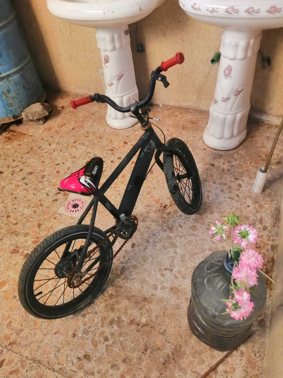 بايسكل حجم لو 18 لو 16 تايرات جدد مالته الأصلية مشكلته زنجيل مزنجر انترك فترة بالمطر والشمس بالسطح والسكان يحتاجله الأفضل تبديل صچم . سعره 25 ألف نهائي. *********** كربلاء
