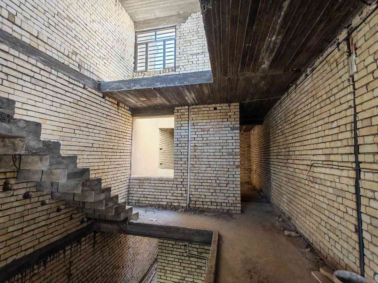 السلام عليكم
هيكل للبيع مساحة 100 م 5 في 20
ثلاث غرف نوم
تأسيس كهرباء وماء ومجاري كلها كاملة
السطح كامل للأخير 
الاستثمار قرب المول بصف الركن ثاني بيت
***********
