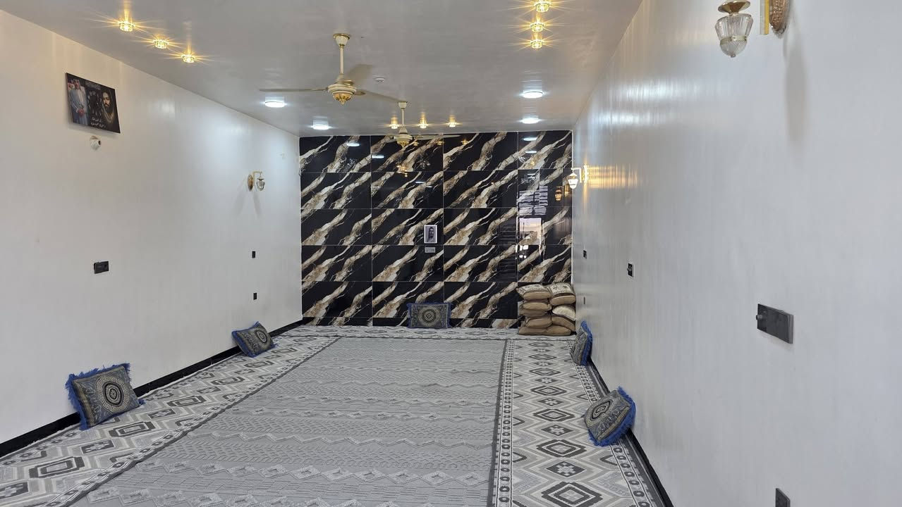 بيت للبيع مساحه 400م طابو زراعي على ساحه كوت حي الحكيم تفاصيل البيت البناء طابوك يحتوي على ثلاث غرف نوم وصاله ومطبخ واستقبال + صحيات داخليه وخارجيه السعر 125 وقابل للتفاوض الاستفسار ***********  *********** مراجعه مكتب دلاليه احمد السعيدي قرب حسينيه بيت خليفه
