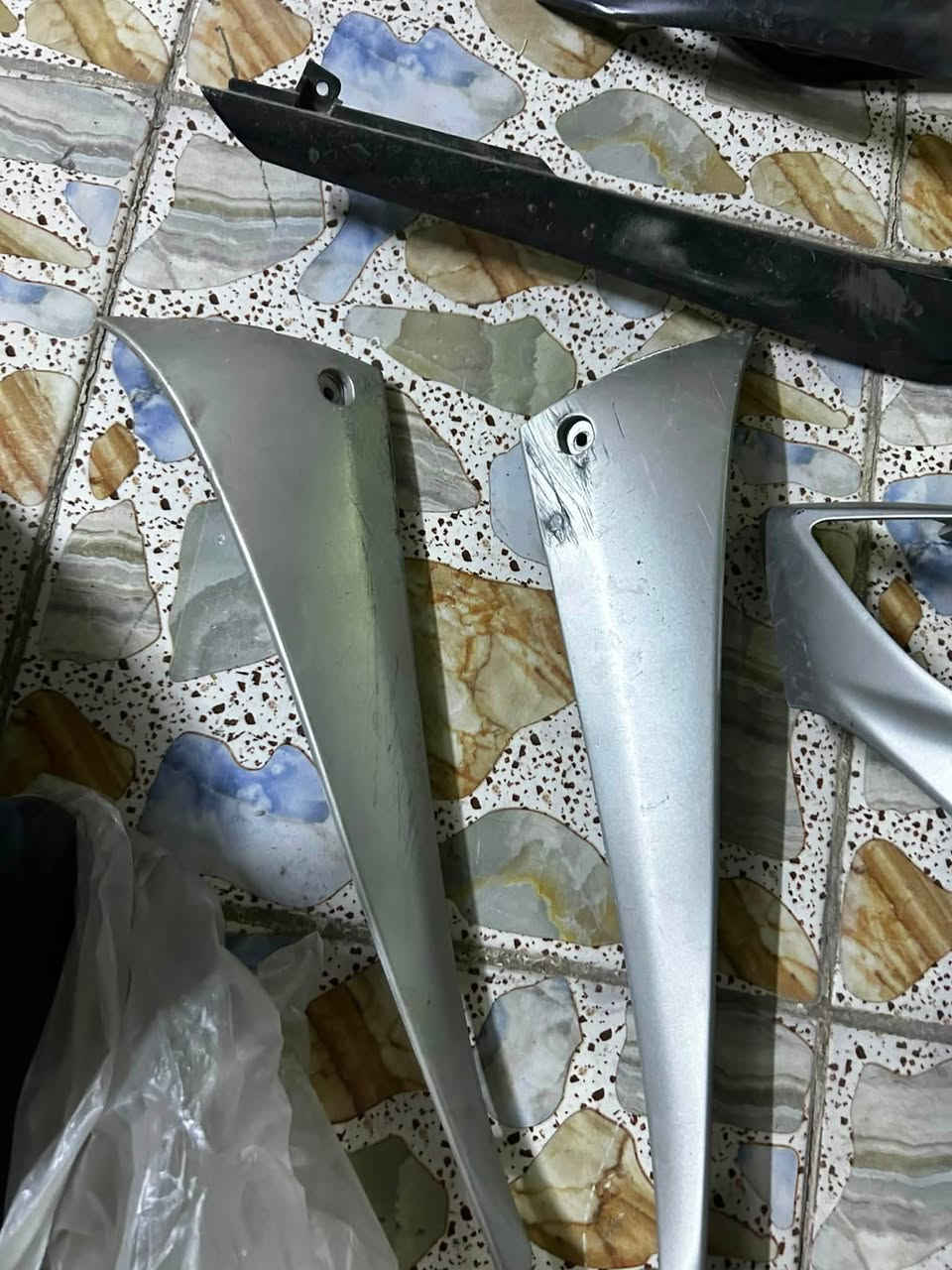 كفرات اصليه سكنس لد لد تفصيخ مكفوله من الكسر ما عدا البجم المامي شويه بي كسر مياثر  ونقص الصفاح الخلفيه قطعتين جديده اصليات تايوان للستفسار ***********بغداد الشعله
