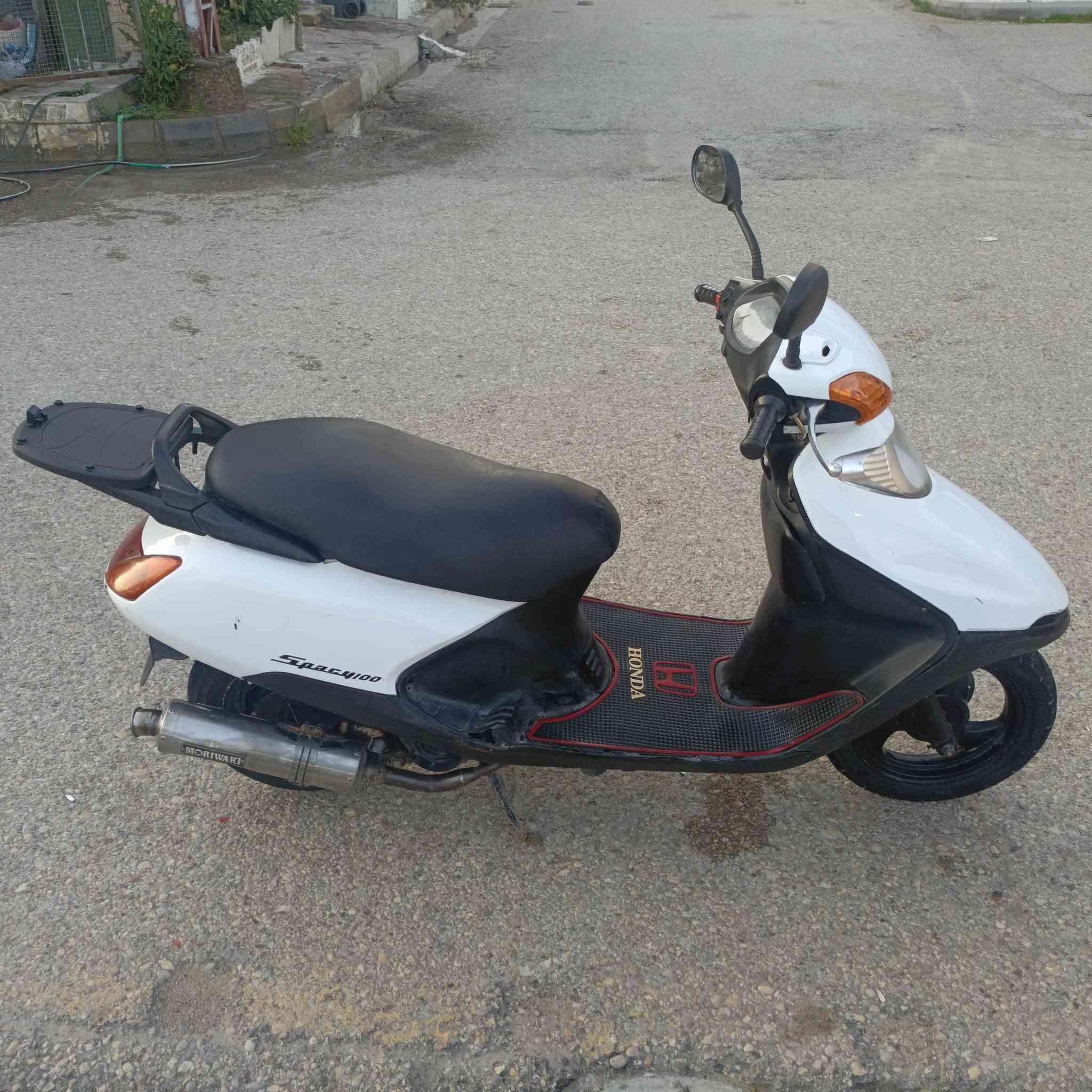 سبيسي ياباني مفتوحة رايمر كفر اصلي 
مكينة ناعمة صالنصة رياضي تريد البلادية هم موجودة سلف
 وهندر بيها نقص بريك امامي فقط مادري شبي 
مكاني كوت داموك ال150
***********.                      سعرها 750 وبيها مجال
