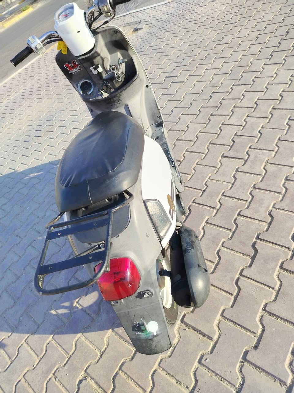السلام عليكم  
دراجه بوليس كابريتر  
سلف شغال ✅
هندر شغال ✅
اشاير يمنه ويسره شغاله ✅
قفل ستيرن يقفل ✅
سويج  ثنين ✅
السعر 650 وبيه مجال بصيط 
لا مو شراي لا ينتصل 
مكاني كربلاء الحر 
رقمي ***********✅
