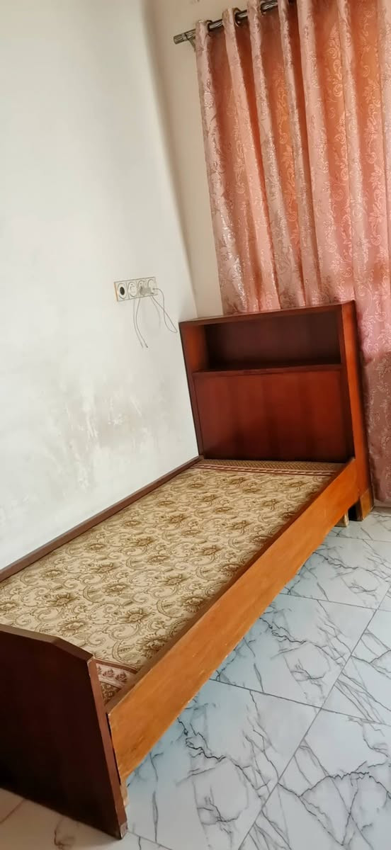 عندي كنتور بابين و تخت نفر
نضافه فول للبيع للاستفسار 
رقم الهاتف ***********

