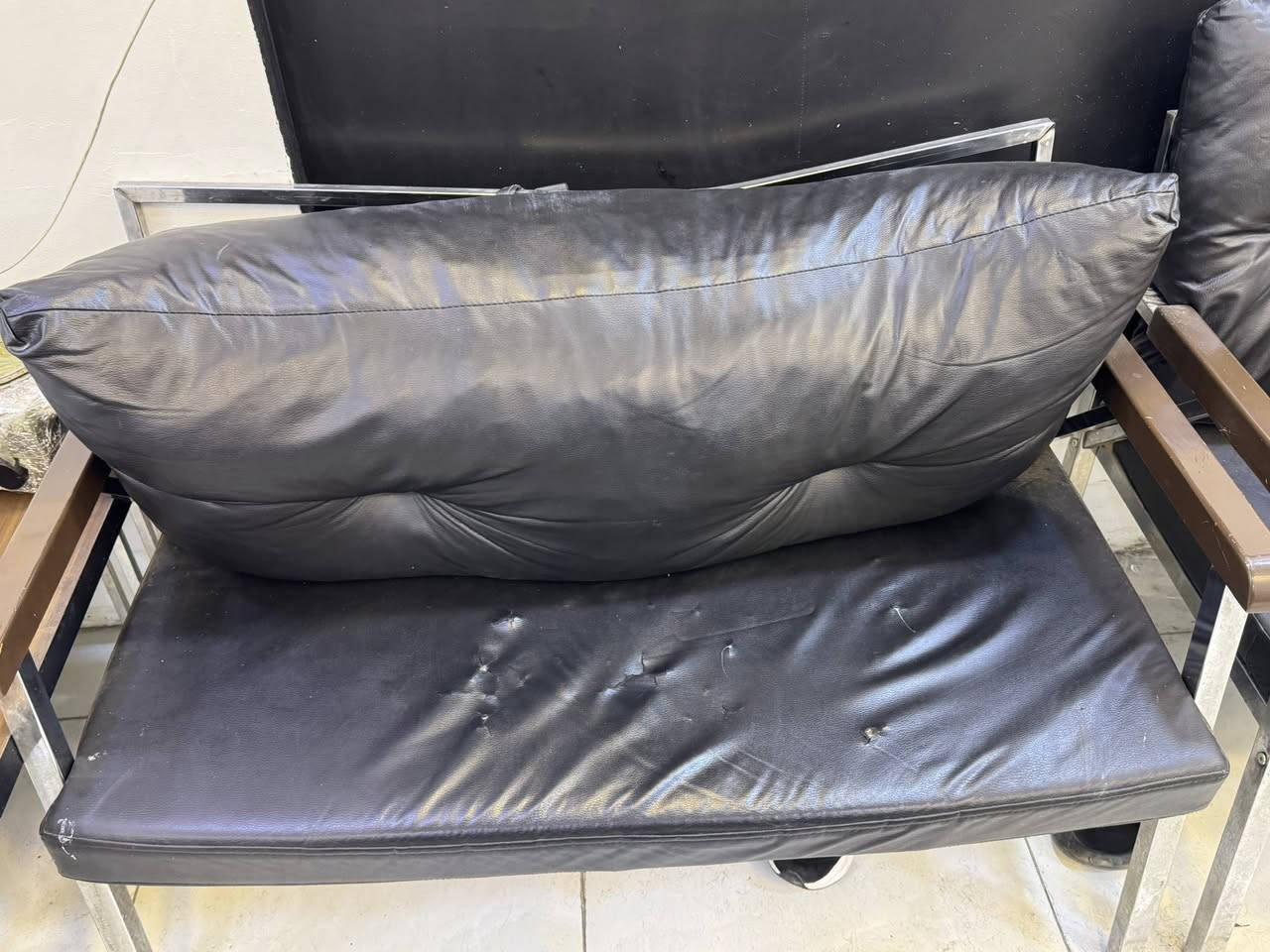 السلام عليكم
للبيع:
كرسي حلاقة + عربانة حلاقة (عدد 2)
فنفة جلد (عدد 2)
قنفة وحدة
العنوان: بغداد – الكرادة
للاستفسار الاتصال على رقم أخويه: ***********
