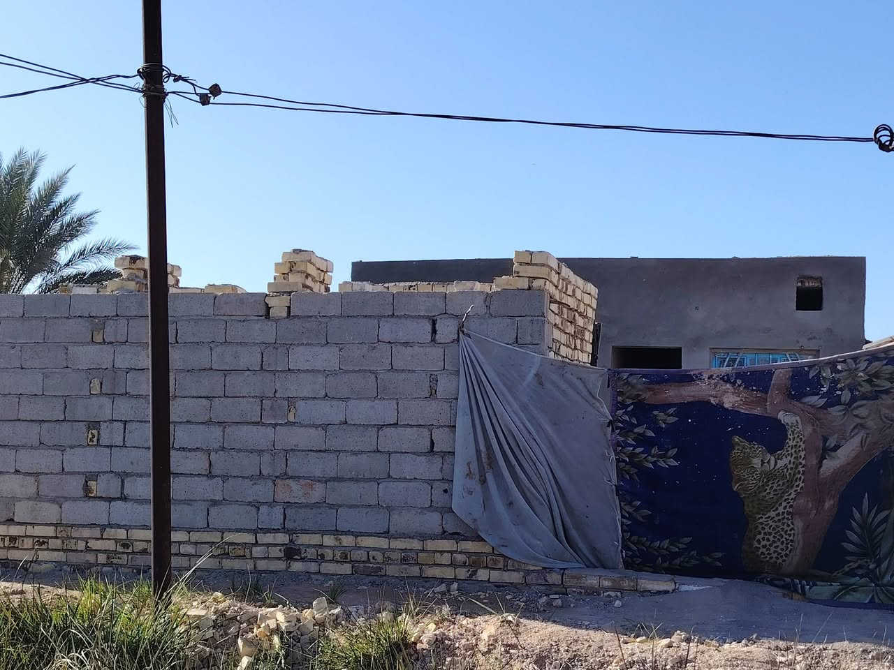 السلام عليكم بيت طابو زراعي سند 25 مساحه 200 يتكون من غرفتين وصاله ومطبخ قريب عل مولده عل حولي *********** التصال
