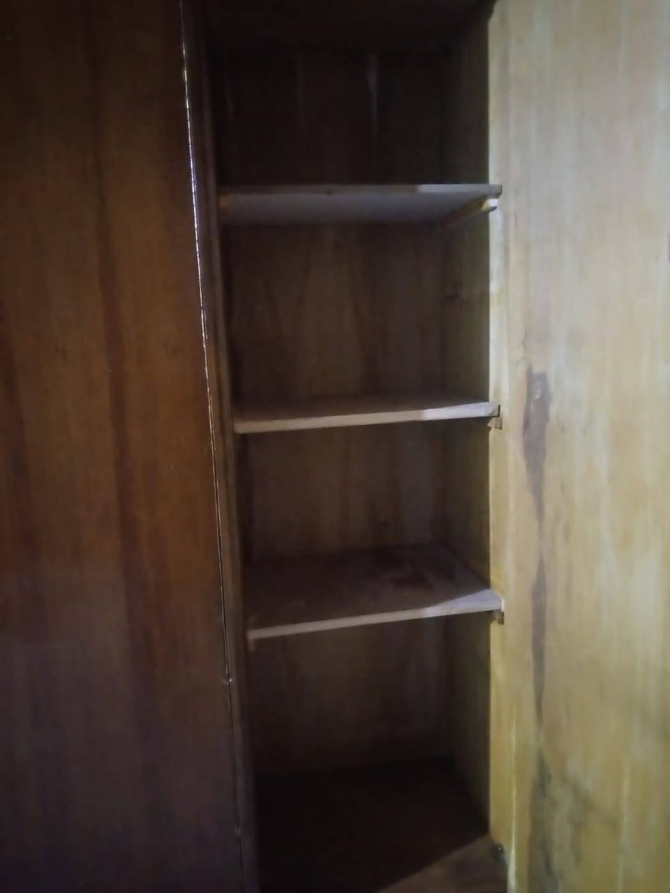 كنتور اربع أبواب نضافه شكل انته تقيم سعر ٢٠٠ مع شد ونقل لمعلومات ٦ الرفوف مع تعاليك  والضهر جرجوبه عنواني كربلاء حي عامل منطقه ثانيه رقمي ***********
