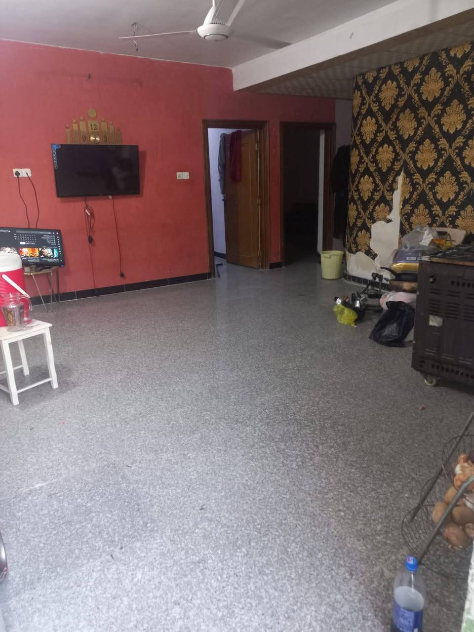 دار ايجار بلديات خلف مطعم بيك جكن مساحته ١٠٠ طابق أعلى بي غرفتين كبيره وصاله كبيره ومطبخ وسطح كبير وحمام ***********

