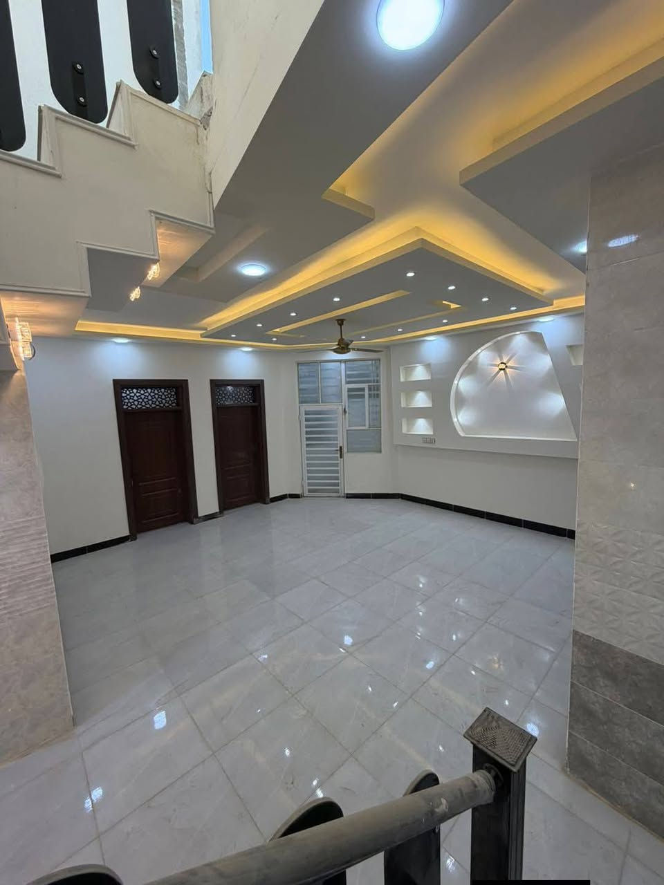 دار للبيع  160 م طابو زراعي  سند 25 اقرار محكمه
الموقع شارع الصب مقابيل قريه الغدير  متر( قريب جداً عن الشارع)

يحتوي على غرفتين نوم كبار
صاله استقبال مطبخ
صحيات مكشوفه عدد 2
بناء جديد ما مسكون جاهز للسكن بناء طابوك جمهوي صب كونكريت مسلح اساس وسقف شغل نضام تركي السعر 70مع المجال اتصل ***********
