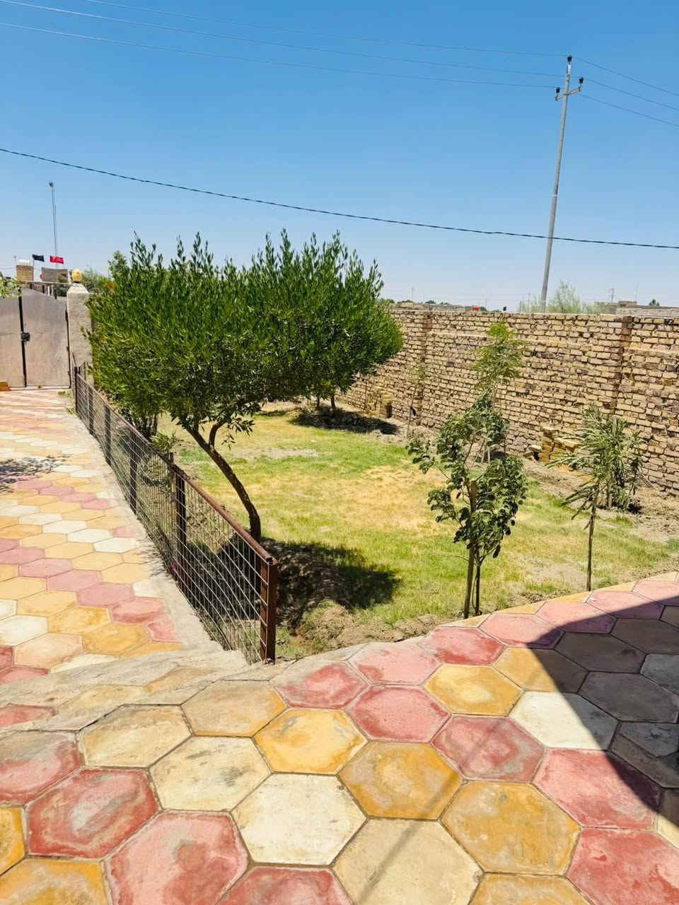 سلام عليكم اخوان بيت للبيع حي منصور عمود 232من جهة المواكب يحتوي البيت ع غرفتين  5×4استقبال 8×4حديقة خلفيه وحديقه امامية يحتوي البيت على صحيات خارجيه وداخليه مطبخ 5×4 البيت نظيف جدا مثل ماموظح امامكم بالصور اليحب يتواصل وياي هذه رقمي ***********
