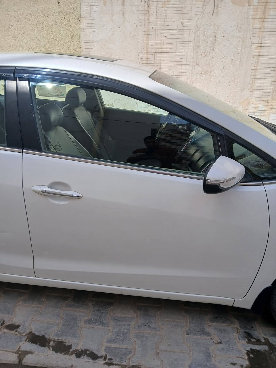 سيراتو مديل ٢٠١٧ رقم بغداد فول مواصفات واحد على واحد بصمه فتحت سقف وبعد هواي بيه مواصفات ماعرفنه محرك ١٦٠٠
هزه جديد بغداد دولي بيه جاملغ مبدل وبيه شكم رشه سونار موجود وي الصور سونار جديد ...السعر ١٣٢ ..  بيه مجال قليل
مكانه الرميثه ***********
