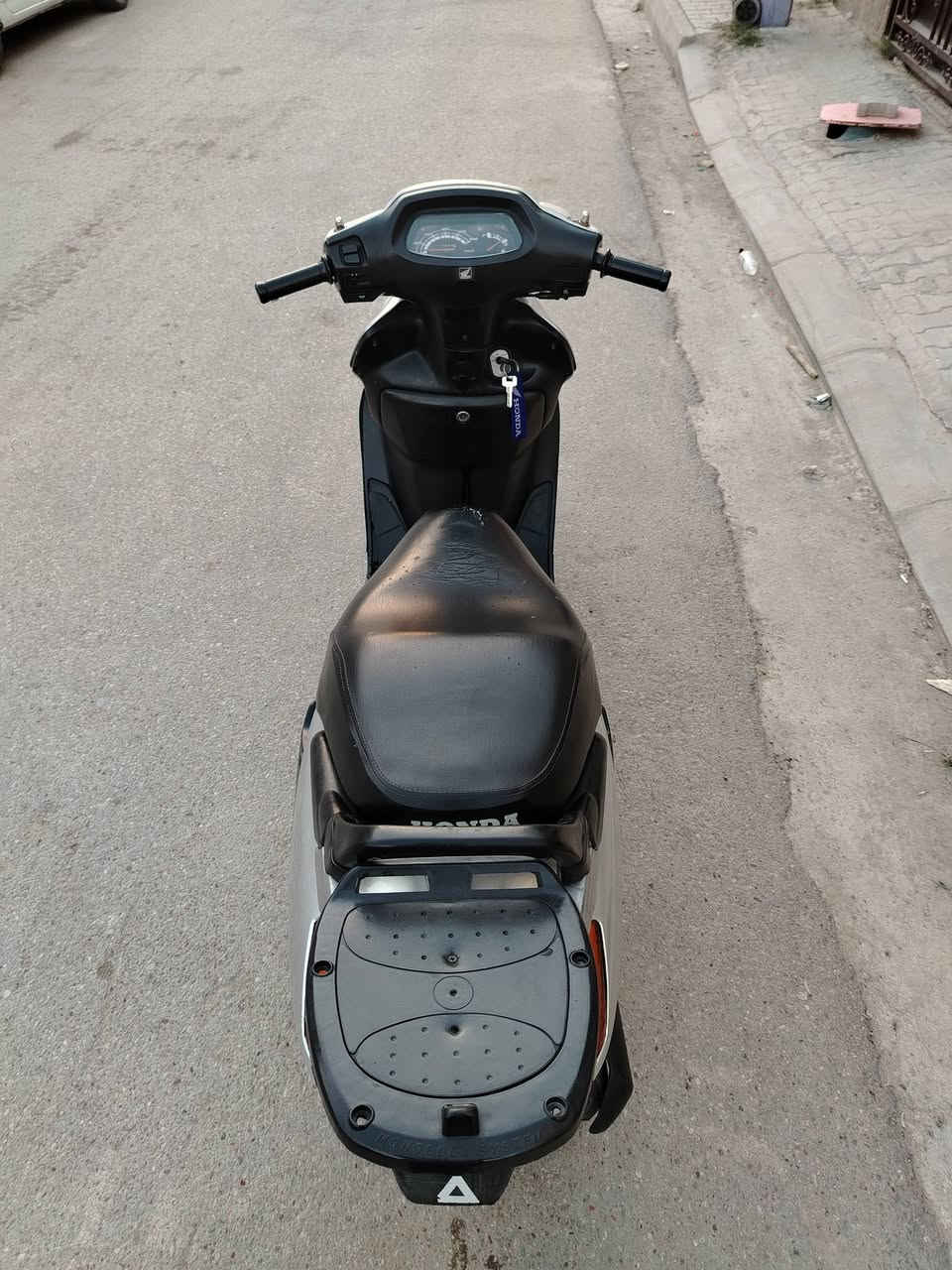 السلام عليكم سبيسي ياباني للبيع مكينه مكفوله كابريتر بلادي. كفرات بلاديه. الدراجه عوزه بس لسان مال قفل الي بل كشن ولباقي كله شغال سلف هندر بريك امامي خلفي هورن اشاير يمنه يسره. السعر مليون وبيه مجال حك الجيه. المكان كوت فلاحيه الاستفسار اكثر عله الرقم ***********
