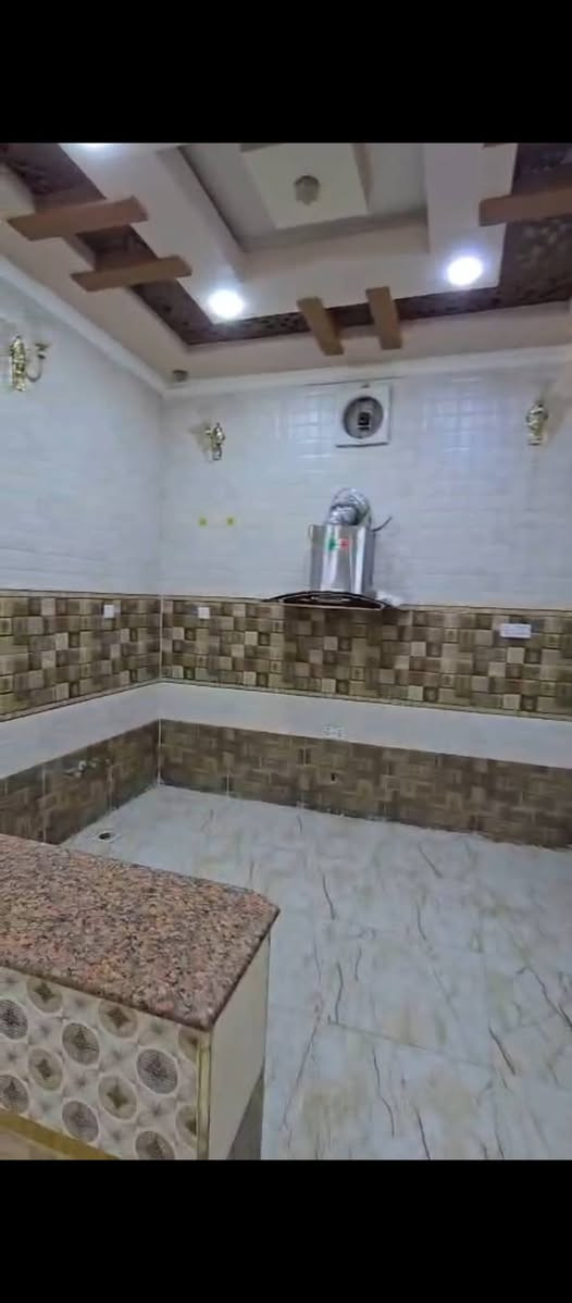 شقه ديلوكس للايجار طابق اول درج موقع حي الزيتون تحتوي 2 غرف وصاله ومطبخ وصحيات + تانكي + كيزر + ماطور+ اناره + شافطه + مراوح + خط نت شقه كامله موكمله ايجار 600 نهايته للاستفسار *********** مراسله على واتساب او اتصال
