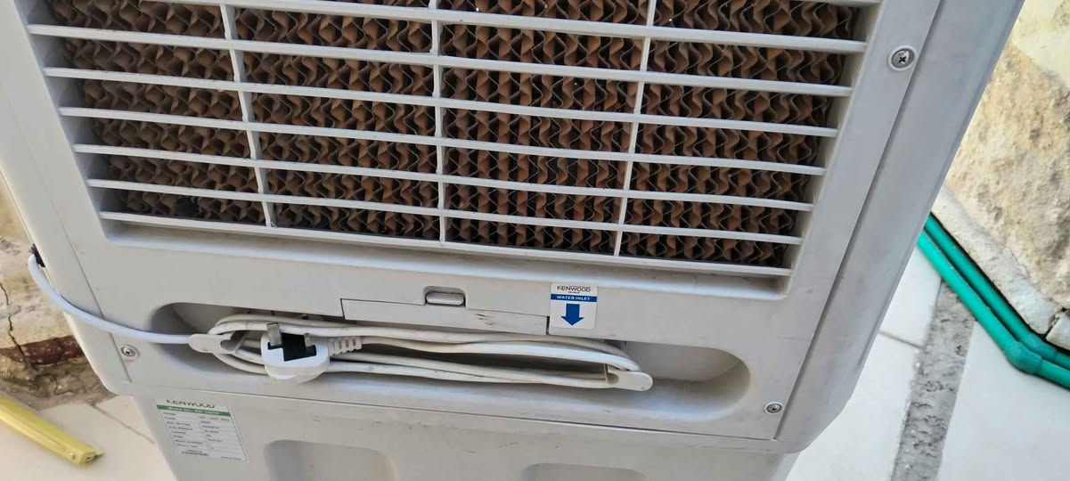 كونفيرا ( KENWOOD ) شركة قصر النخبة حجم وسط استعمال قليل جدا بالحديقة يعني شبه الجديدة
الارتفاع 120 العرض 60
التحكم يدوي وهو الافضل والمرغوب
نظام شلال مع ثلاث علب تحتوي مادة الجلاتين للتبريد 
الشباك الداخلي دوار
عجلات مع طوافة كاملة

المكان العطيفية
السعر النهائي 200 بدون عملة
لان كلشي موجود بالسوك بغداد, العراق


**إذا كنت صاحب هذا الإعلان وتريد حذفه لأي سبب، رجاءا أرسل رسالة إلى الدعم الفني**