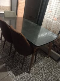 ميز طعام تركي درجه اولى مستعمل نظيف مع ٣ كراسي  الميز يتكبر ويتصغر  ال...