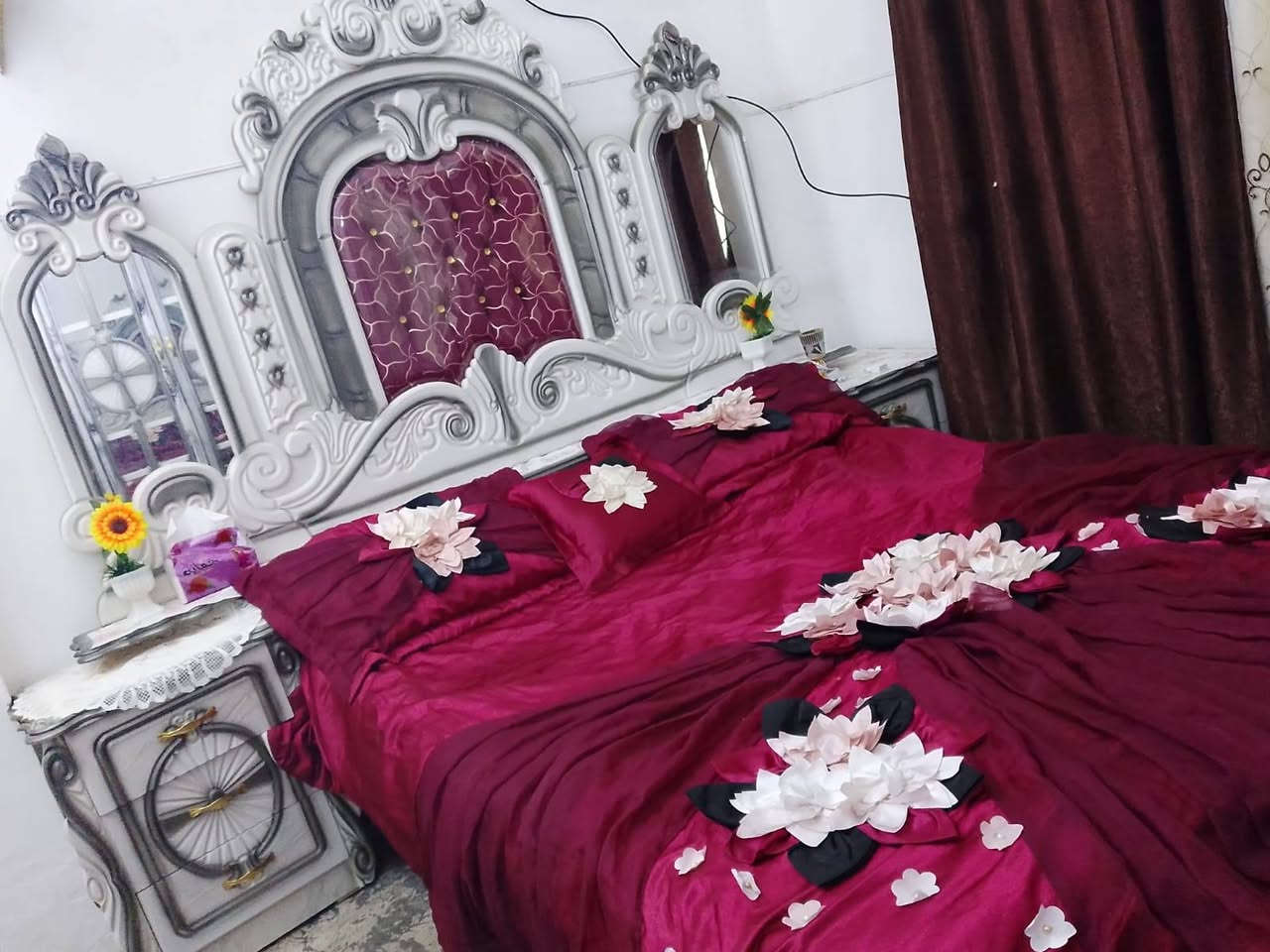 السلام عليكم غرفه للبيع السعر مليونين و200 الشراي هذا رقمي ***********
