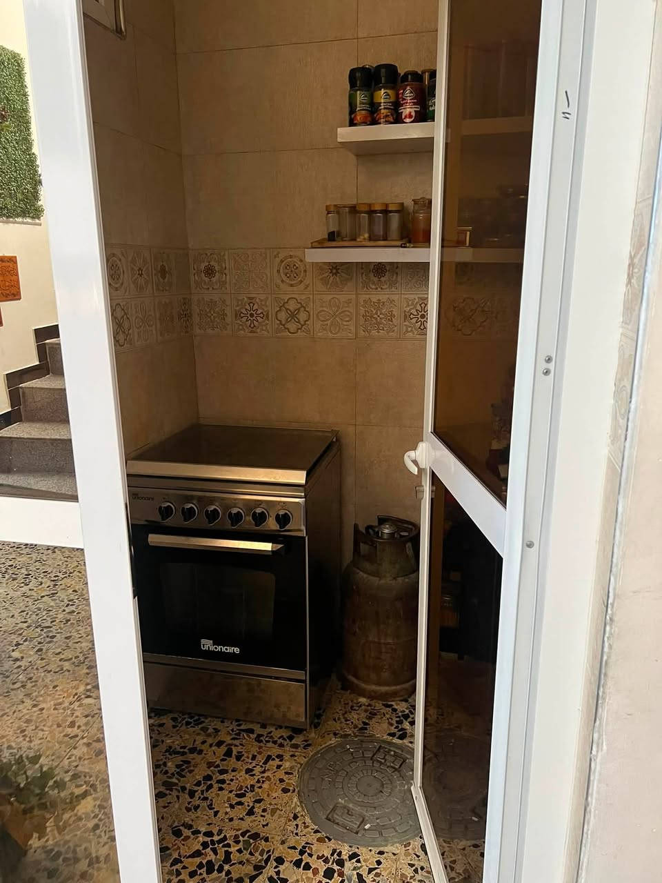 بسم الله الرحمن الرحيم
دار لبيع مساحه ١٠٠م
موقع كماليه بلبستان ببدايه 
وجه بيت ٦وربع 
ونزال ١٦
نوع لعقار  زراعي قرار محكمه سند ٢٥
بي غرفتين نوم جوها  منوره وصاله ومطبخ حار وبارد صحيات خارجيه وداخليه استقبال 
وغرفه وحده فوك وسطح ثنين 
شارع تبليط وعريض مي كهرباء خير من الله الاستفسار خابر ع رقم 
***********
