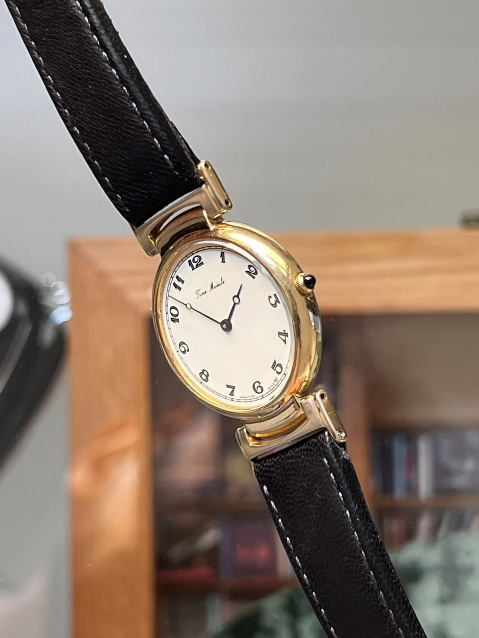 Time Module
• القطر: 32m
• السمك: 10m قشطة 
(تستخدم محركات يابانية دقيقة).
• المينا (Dial): لون أبيض ناصع مع أرقام عربية بتنسيق مميز وواضح.
• العقارب: تصميم كلاسيكي (Breguet style) يضفي لمسة فنية.
• الهيكل (Bezel): مطلي باللون الذهبي اللامع مع تاج (Crown) مرصع بفص أسود أنيق (Cabochon).
• المحرك: ياباني أصلي (Japan Movement) معروف بالدقة والاعتمادية.
• الحزام: جلد أسود طبيعي ذو ملمس فاخر مع مشبك ذهبي متناسق.
• الجزء الخلفي: ستانلس ستيل (Stainless Steel Back) للحماية من الحساسية والصدأ.
🔸السعر: 70,000 الف 
📞 للتواصل: عبر رسائل الصفحة أو على الرقم [***********]
