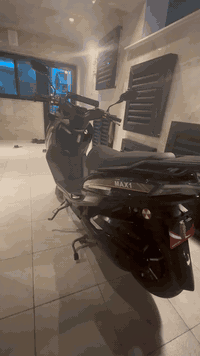 السلام عليكم
دراجه شحن موديل 2025 دراجه وكاله APO 
وشاحنته ايضاً APO دراجه مختمه بكامل من شركه APO
دراجه فقط بيه شخطين موضحات بصور صغيرات😍
بطاريته ليثيوم🔋 32امبير 72v
تمشيك 75km 🏍️🛣️
بيه نضام لبارك 🅿️ هذا نضام متمشي دراجه اله دوس بريك
لايت عالي وناصي مع لايت ذكي يتغير عن طريق  لهاتف باي لون يعجبك  واشاير يمين ويسار ودبل إشارة ومثبت سرعه
ودكمه تبديل نمر  وصندوق الذي توجد فيه بطاريه فيه مساحه تخزين واسعه مع جنطه خلفيه موجوده ﺑـس شايله أني وسماعه بلوتوث وشاحن منفذ usp و تايبسي
وسرعه دراجه 100 بشاشه
لحقيقي مالته اني قايسه بيدي 85 تمشي واني وزني88
لملف مالته 2500حقيقي 
دراجه يجي بيه تشغيل عن بـعد وياه مفاتيح ثنين تشغيل ومفاتيح ثنين لجنطه لخلفيه اني شايله وكرتين NFC لتشغيل دراجة وبصمتين لتشغيل دراجة
دراجه قبل 5اشهر مشتريه بعده جديده ولوصل موجود مشتريه من معرض حسن وحسين gt شعار الأسد 🦁
وسعره مناسب 🔥
لتواصل 📞 ***********
العنوان بغداد البياع الشرطه الرابعه 📍
