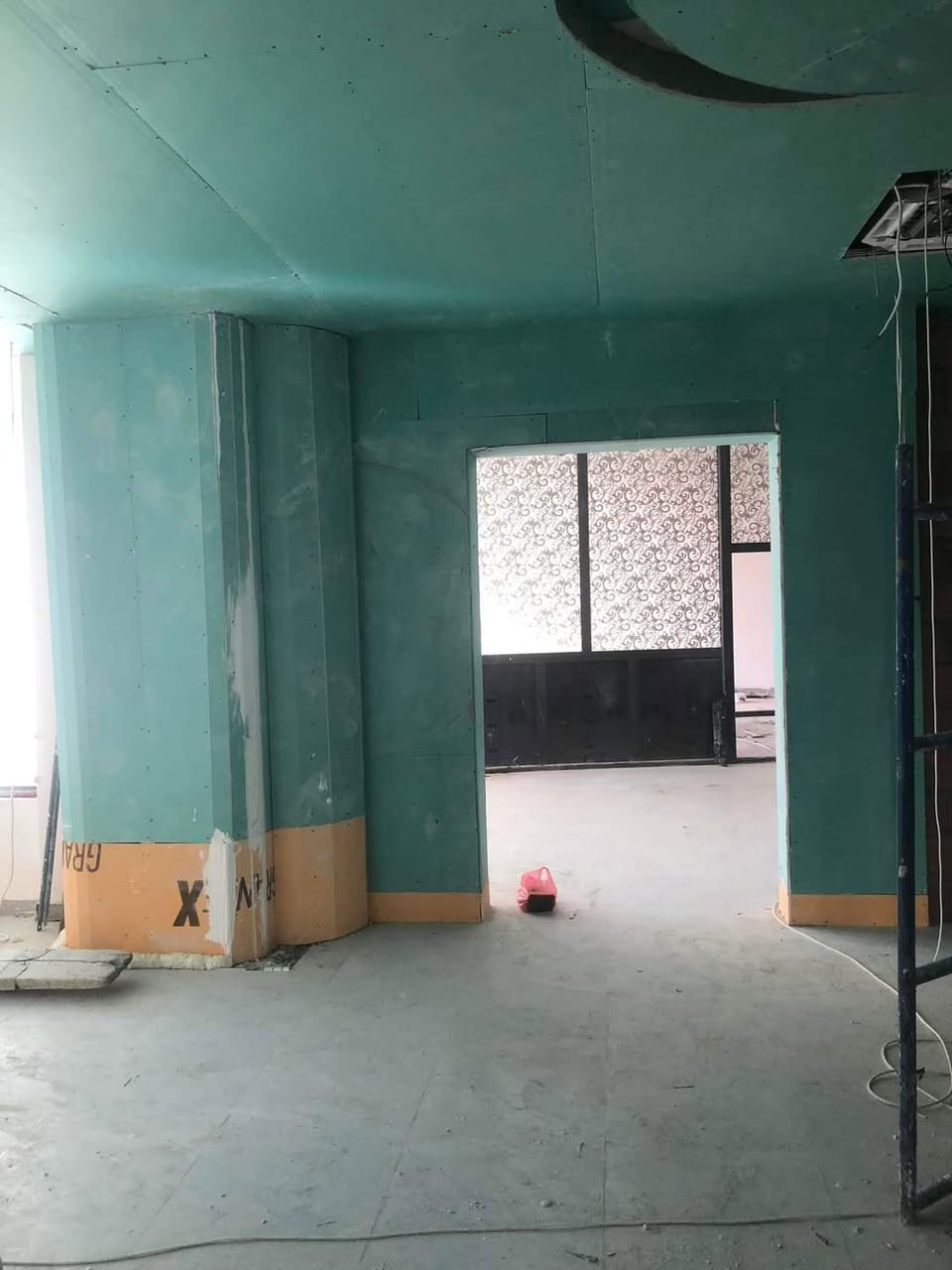 لى زملائنا المهندسين وأصحاب مكاتب التصميم.. كادر التنفيذ الذي تثقون به جاهز! 🤝🏗️

النص:

"تعبت من متابعة العمال المنفردين؟ ومشاكل التأخير وضياع التفاصيل؟

نحن نوفر لكم كادراً متكاملاً ومحترفاً لتنفيذ مشاريعكم (مطاعم، مراكز تجميل، فيلات)  موسم رمضان:

🔹 ديكورات: تنفيذ دقيق لأعقد التصاميم (جبس، خشب، بديل رخام).

🔹 كهربائيات: إنارة ذكية وتأسيسات احترافية بمواصفات هندسية.

🔹 أصباغ: إنهاءات (Finishing) بمستوى فندقي يبرز جمال تصاميمكم.

نحن نلتزم بالمخططات والمواعيد النهائية.. كن أنت المصمم، واترك عناء التنفيذ لنا.

📞 للتنسيق والتعاون، يسعدنا تواصلكم: ***********  ***********
