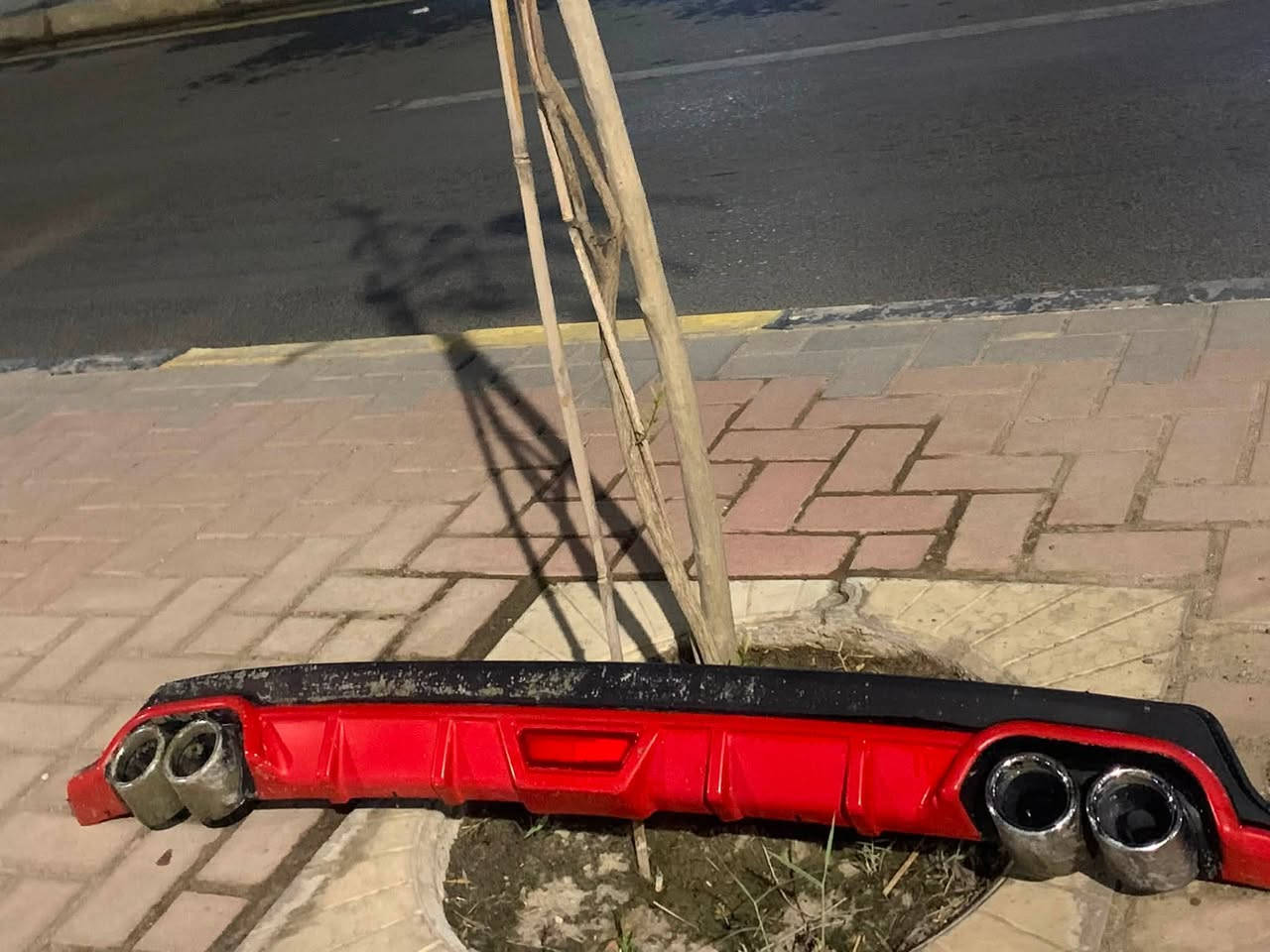 للبيع لحية خلفية
يعوزها غسل فقط 

ترهم لكل السيارات

سعرها 20 مكاني موصل ايسر 

رقمي ***********
